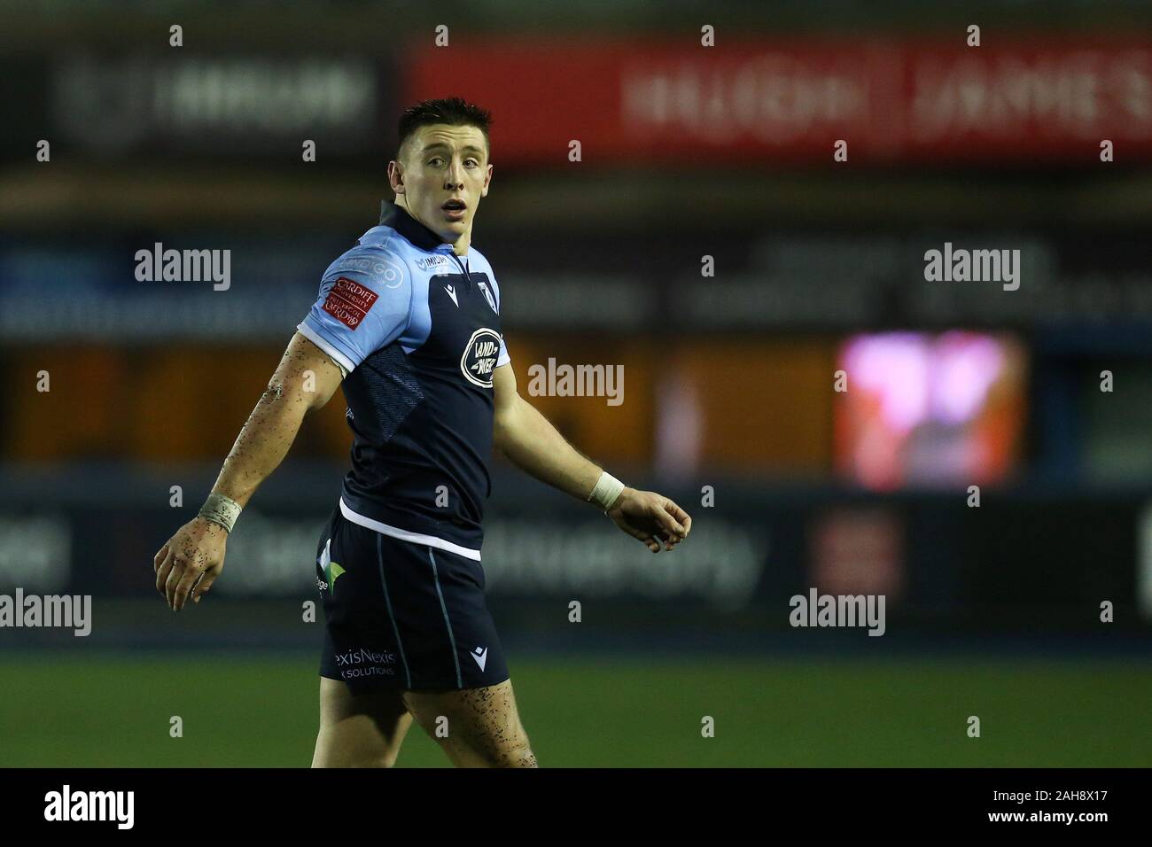 Cardiff, Regno Unito. Il 26 dicembre, 2019. Josh Adams di Cardiff Blues guarda a. Guinness Pro14 partita di rugby, Cardiff Blues v draghi al BT Sport Cardiff Arms Park di Cardiff il Boxing Day, giovedì 26 dicembre 2019. Questa immagine può essere utilizzata solo per scopi editoriali. Solo uso editoriale. pic da Andrew Orchard/Andrew Orchard fotografia sportiva/Alamy Live news Credito: Andrew Orchard fotografia sportiva/Alamy Live News Foto Stock