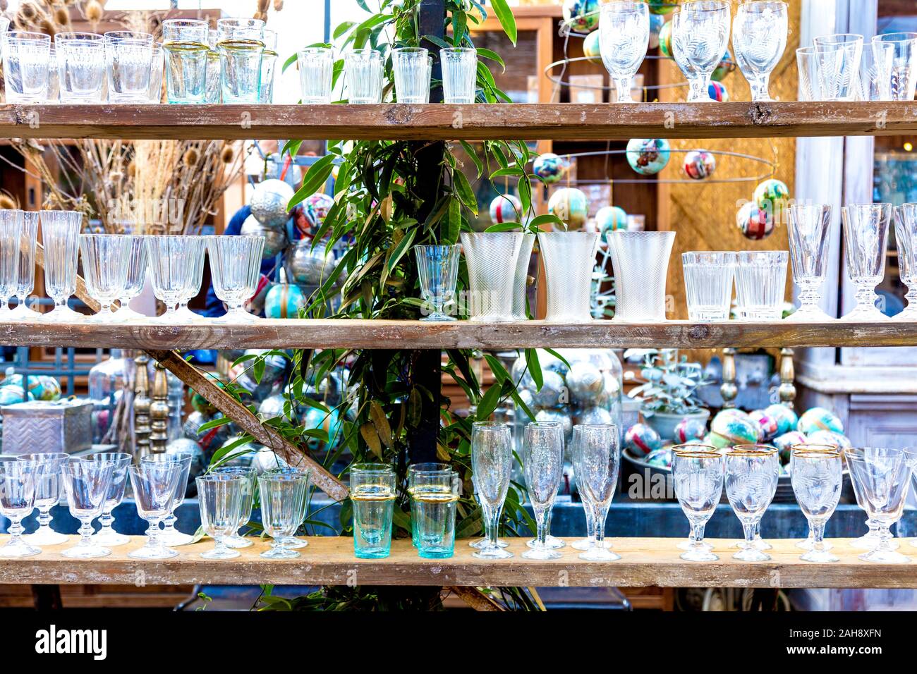 Vetreria sugli scaffali a decorazione home shop, Petersham vivai, Richmond, London, Regno Unito Foto Stock