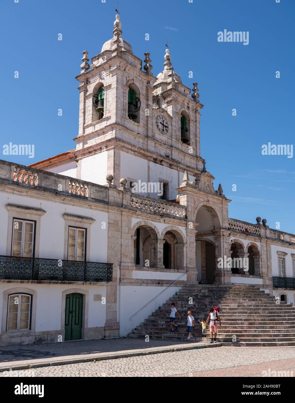 Nazare, Portogallo - 20 August 2019: turisti che lasciano i ripidi passaggi di Nossa Senhora da Nazare chiesa Foto Stock