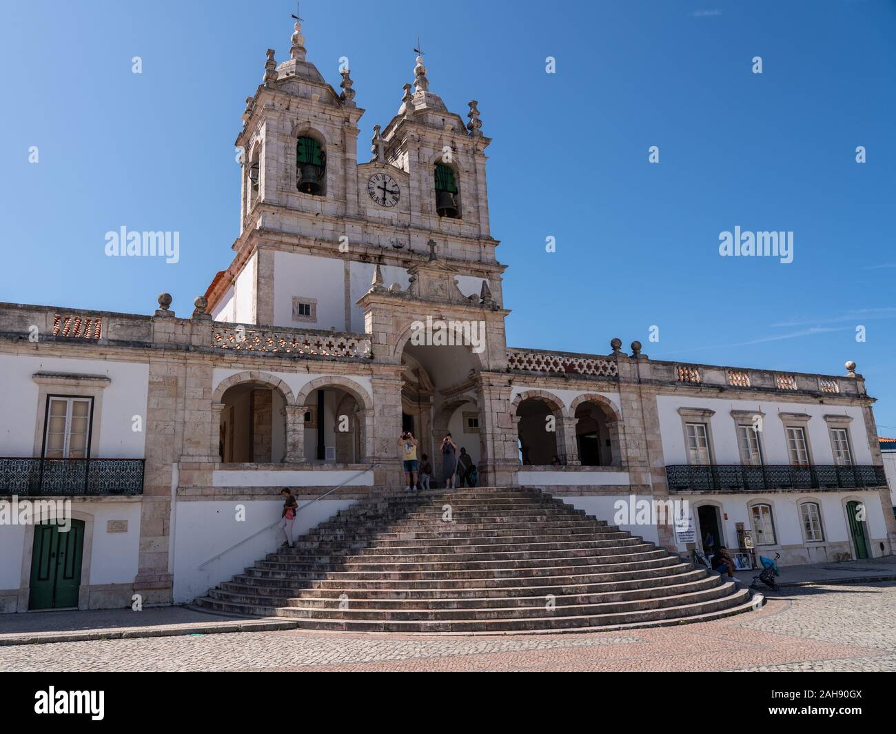 Nazare, Portogallo - 20 August 2019: turisti che lasciano i ripidi passaggi di Nossa Senhora da Nazare chiesa Foto Stock