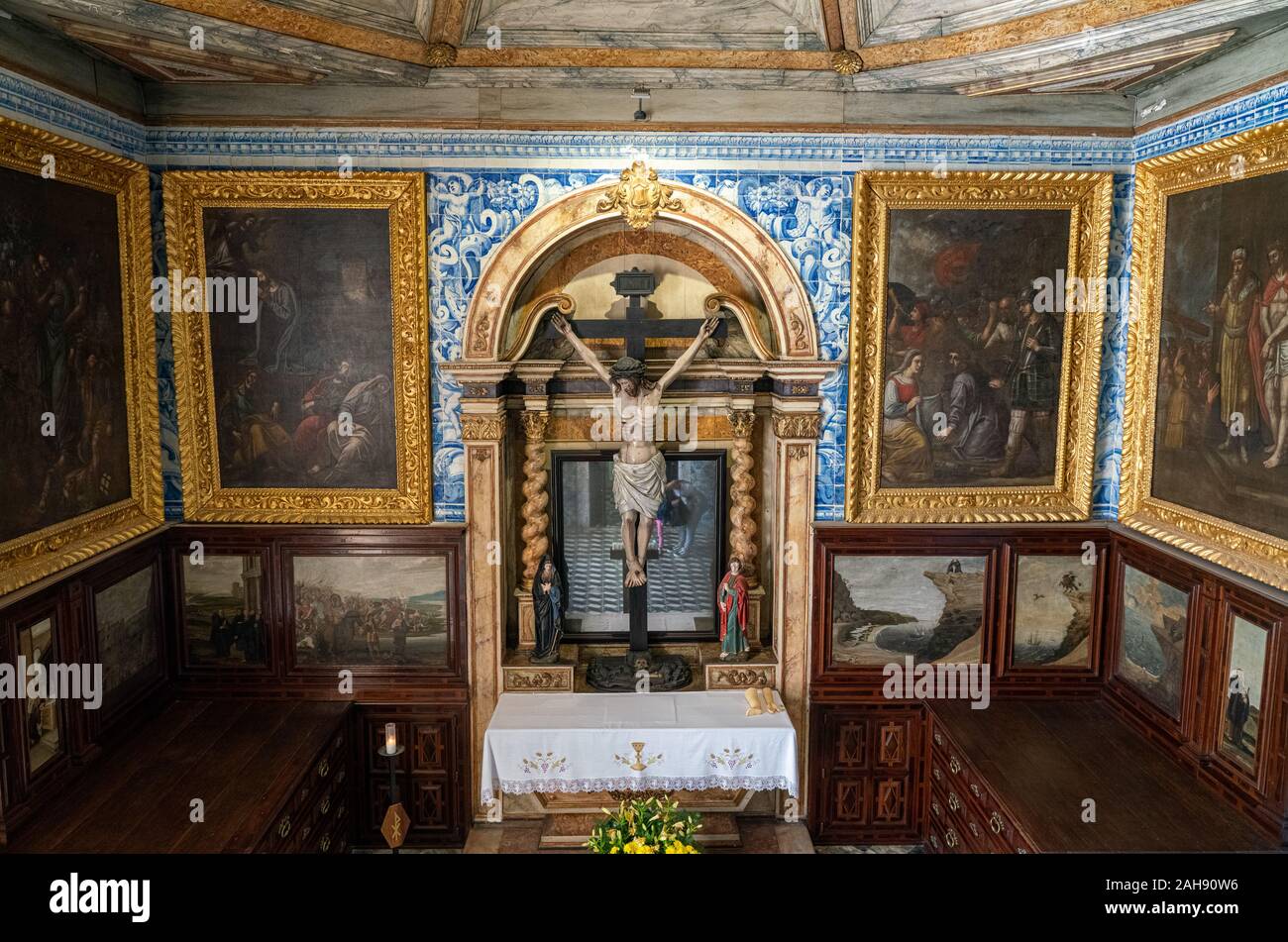 Nazare, Portogallo - 20 August 2019: cross over altare nella piccola cappella di Nossa Senhora da Nazare chiesa Foto Stock
