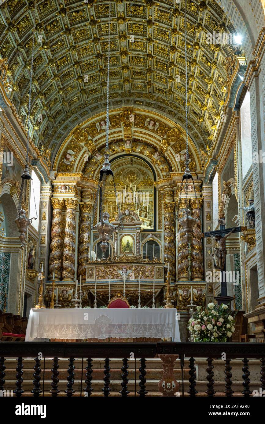 Nazare, Portogallo - 20 August 2019: Interni e grandioso altare in Nossa Senhora da Nazare chiesa Foto Stock