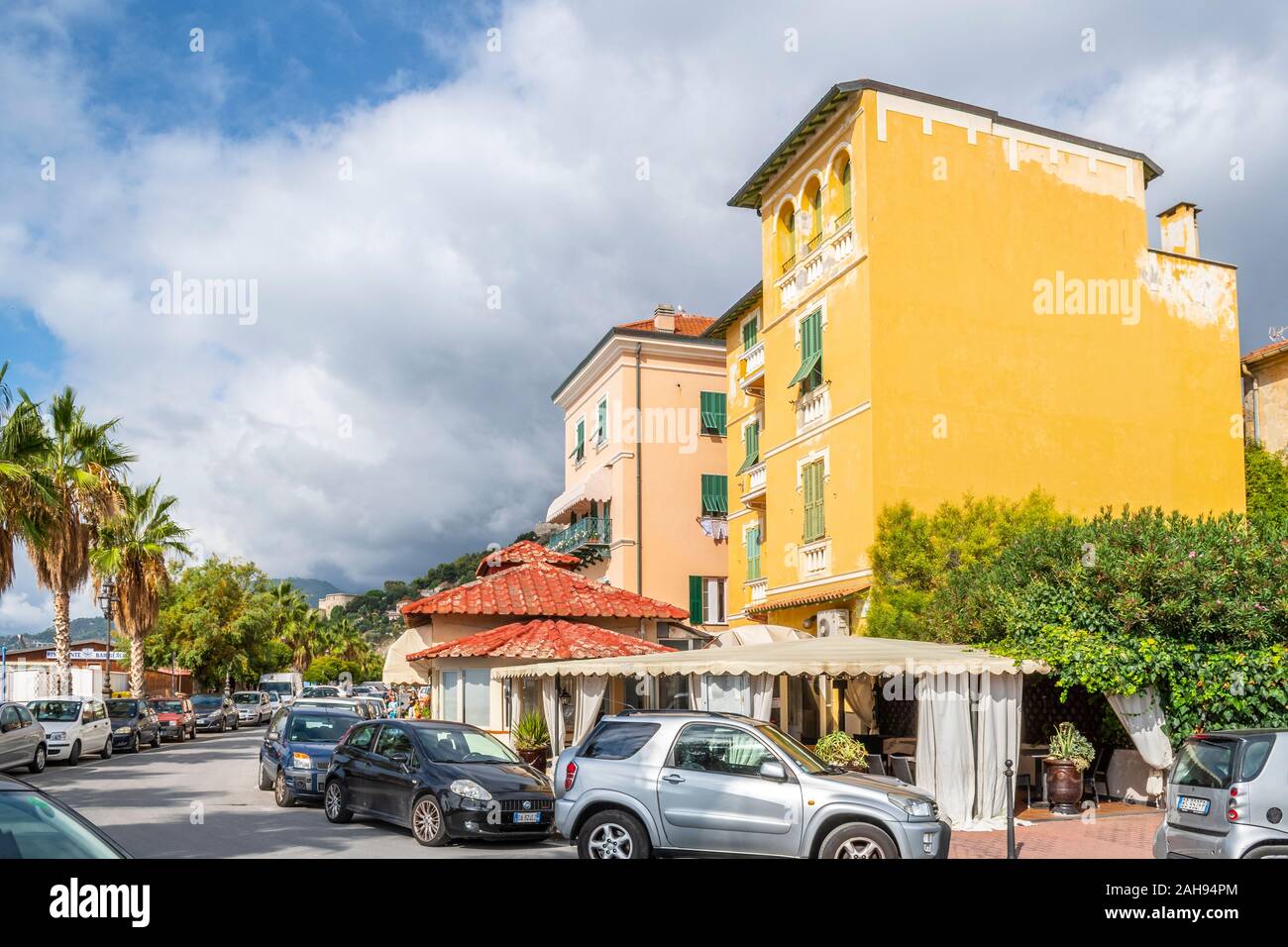 Macchine parcheggiate la linea su entrambi i lati di una strada stretta al Mediterraneo resort costiero di Ventimiglia, Italia, sulla Riviera Italiana. Foto Stock