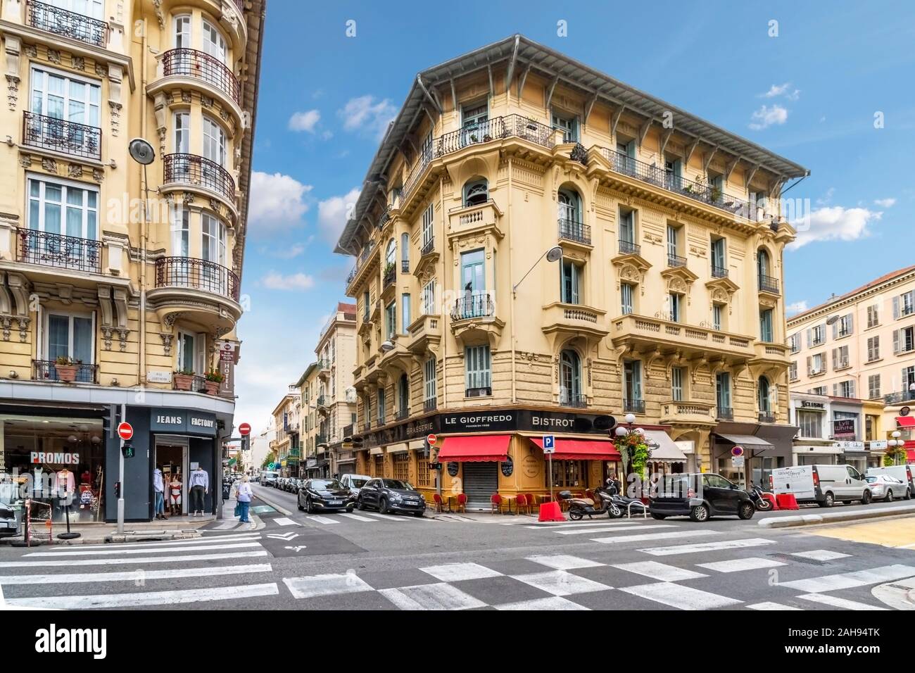 Un bistro Francese siede su un tipico angolo vicino alla città turistica centro di Nizza, Francia, sulla Riviera Francese. Foto Stock