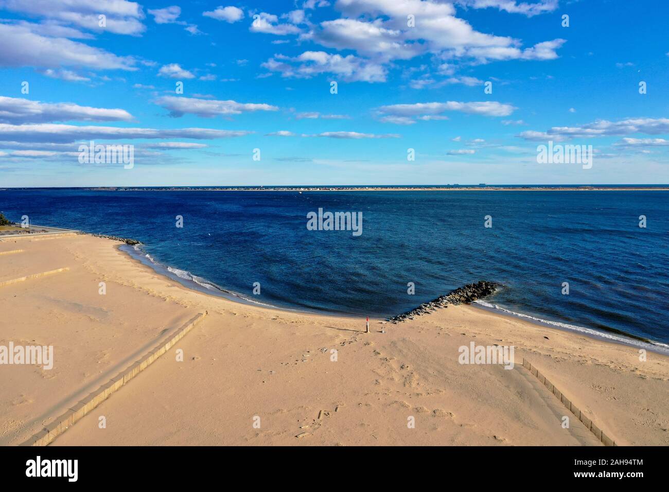 Antenna panoramico vista panoramica di un vuoto di Manhattan Beach a Brooklyn, New York. Foto Stock