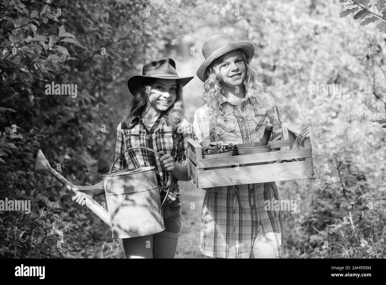 Lavorando in ambiente verde. le piccole bambine contadino nel villaggio. bambini tenere gli utensili da giardinaggio. ed agricola. La giornata della terra. ecologia e protezione della natura. estate famiglia farm. molla lato paese. Foto Stock