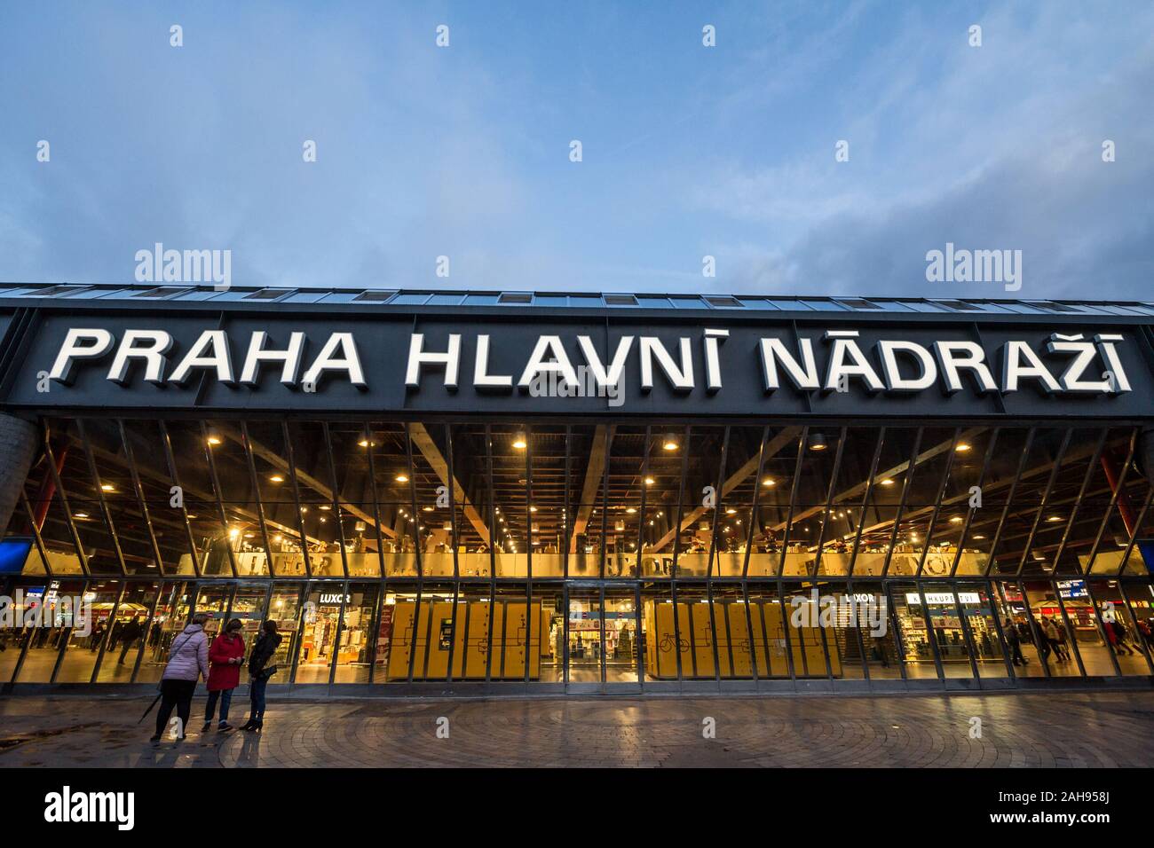 PRAGUE, Repubblica Ceca - 2 Novembre 2019: persone in piedi davanti all'ingresso di Praga Hlavni Nadrazi stazione ferroviaria principale, con il suo segno iconico. È t Foto Stock
