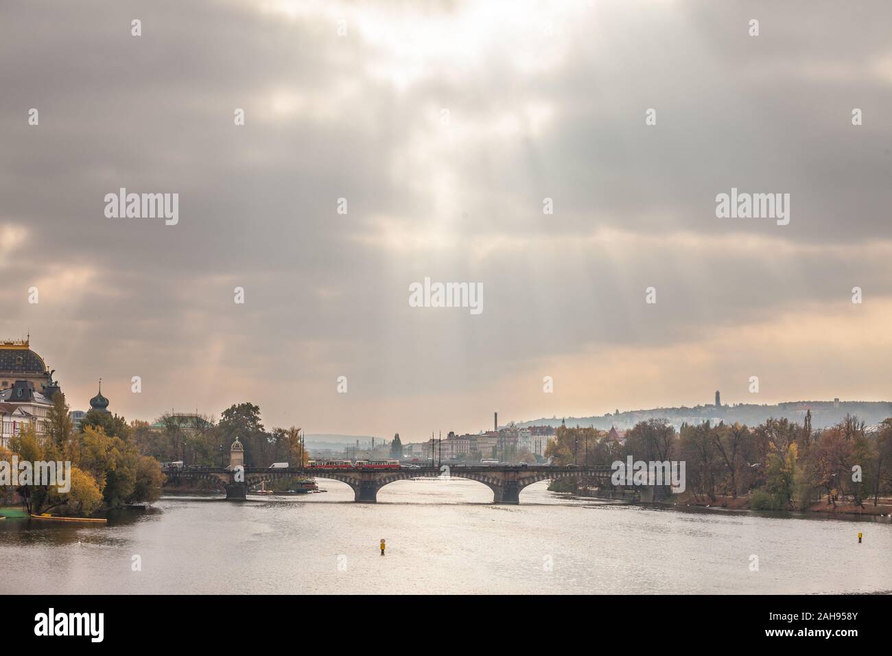 Panorama di Praga Repubblica Ceca, visto dal fiume Moldava, chiamato anche Moldau, con un focus sulla maggior parte Legii o legione più, uno dei punti di riferimento o Foto Stock