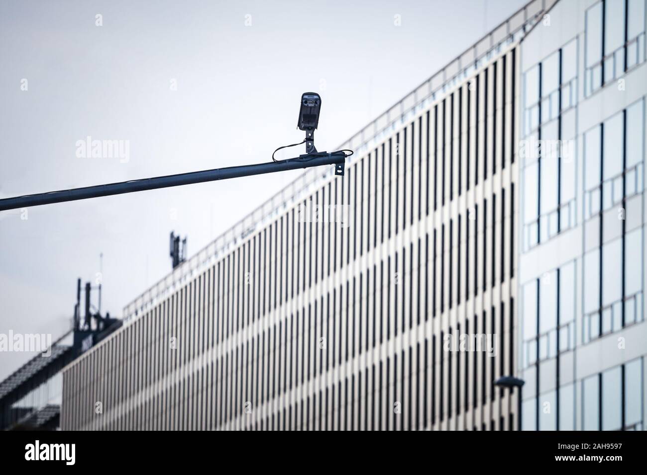 La sorveglianza TVCC e telecamere di sicurezza a guardare e proteggere la parte esterna di un vetro moderno edificio aziendale. immagine di una telecamera TVCC, vecchio design, s Foto Stock