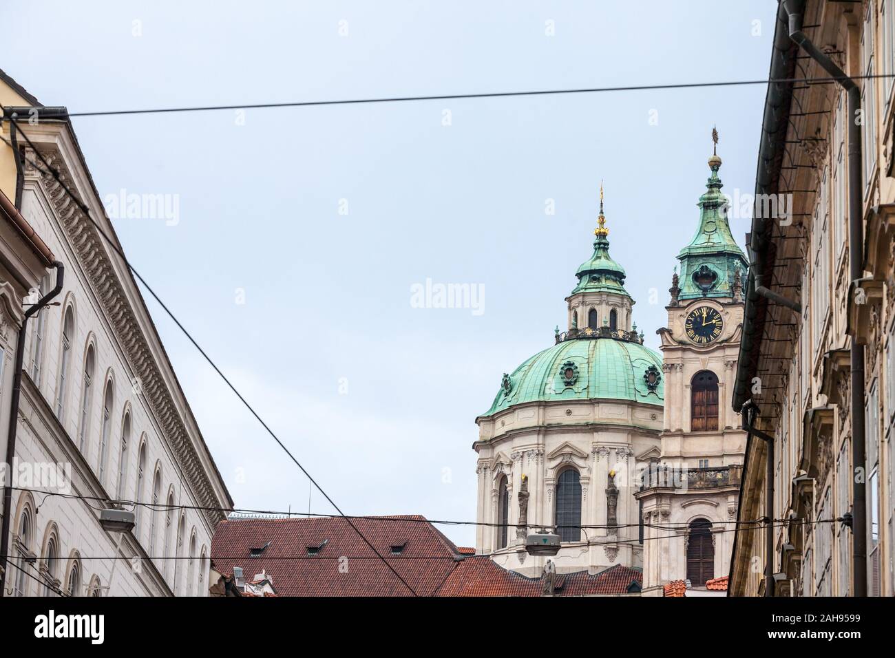 La Chiesa di San Nicola, chiamato anche Kostel Svateho Mikulase, a Praga Repubblica Ceca, con la sua cupola iconica visto da vicino le strade con il barocco tipico Foto Stock