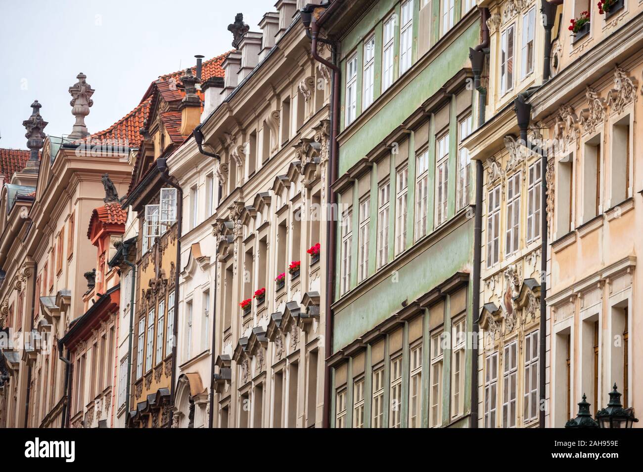 Tipica facciata medievale di un vecchio appartamento edificio residenziale in una strada della città vecchia, centro storico di Praga Repubblica Ceca, in il MOS Foto Stock