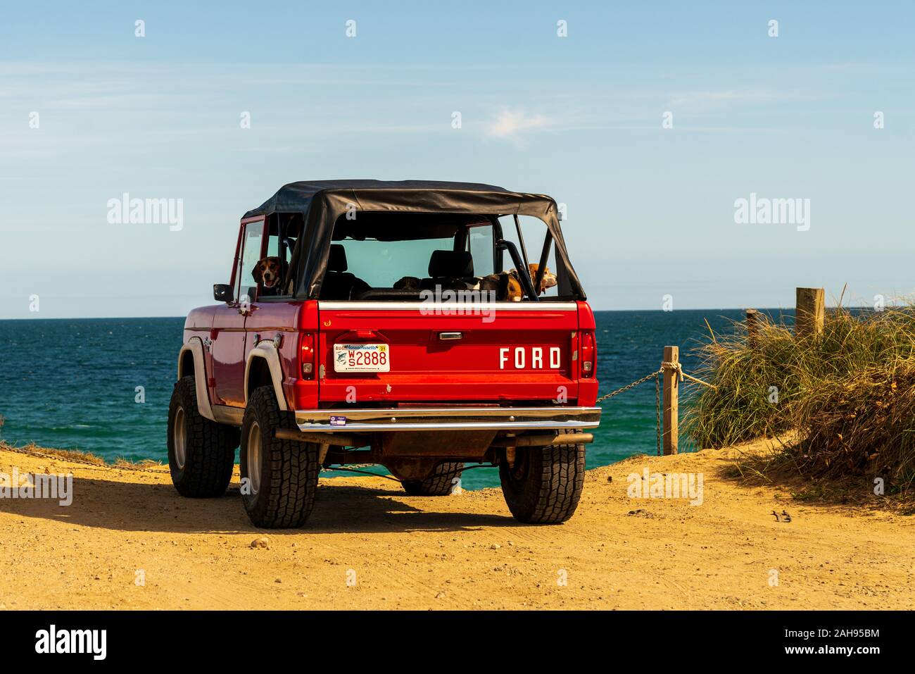 Vintage red Ford Bronco che guarda sul mare in Nantucket, Massachusetts. Foto Stock
