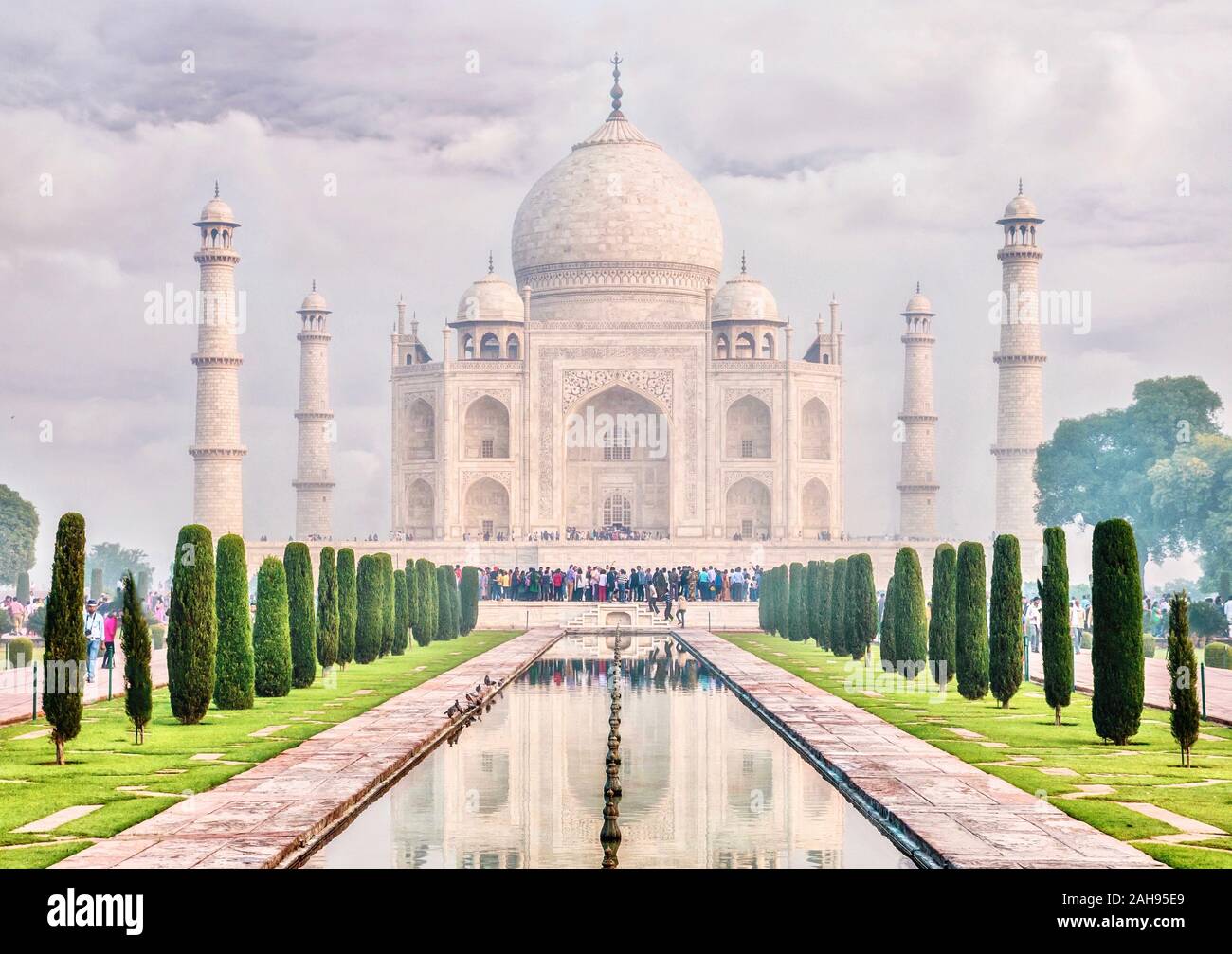 La bellissima, iconico Taj Mahal di Agra, India, con alcune nuvole di luce nel cielo, su un vago, smoky giorno. Foto Stock