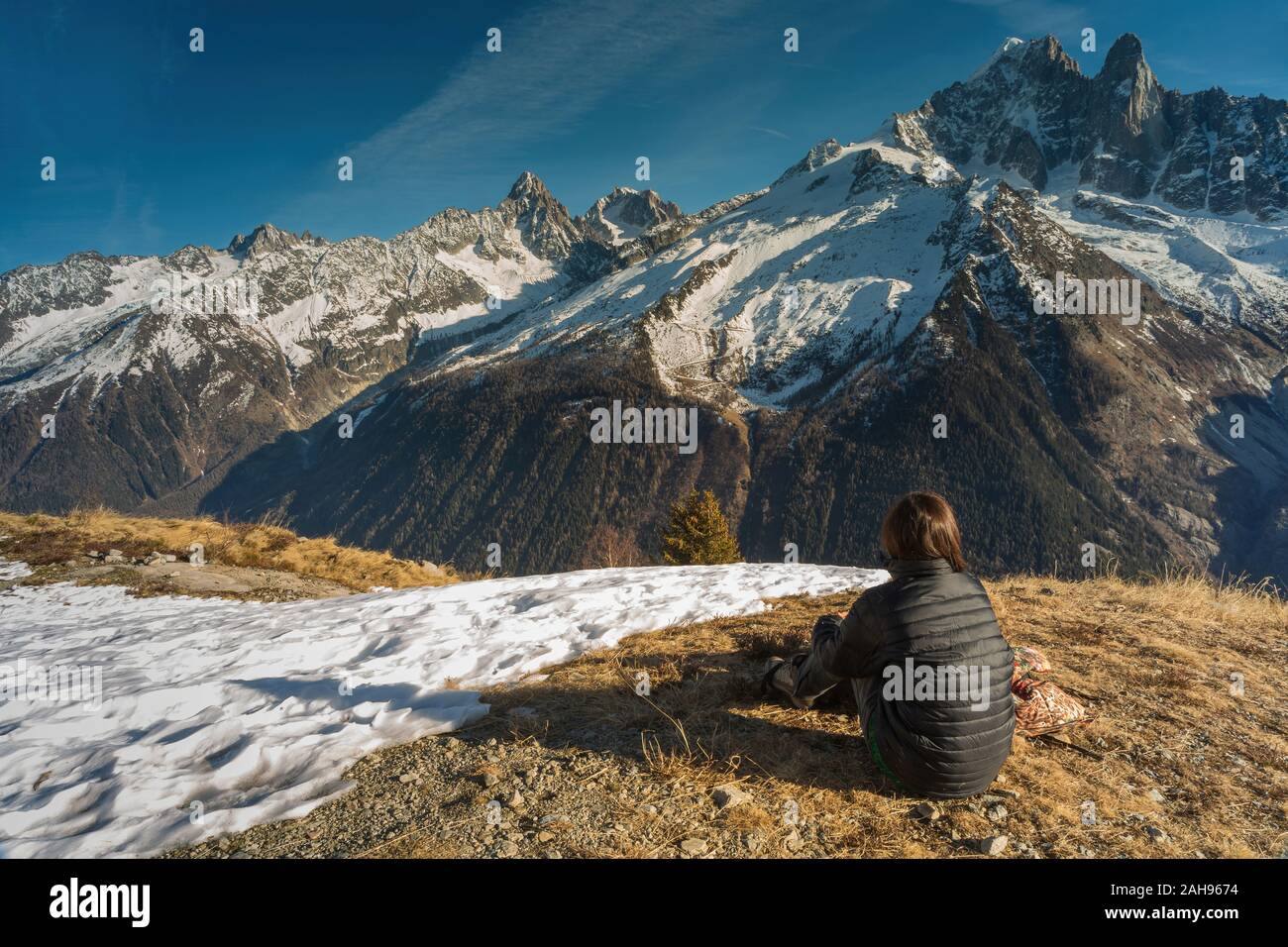 Vista posteriore di una ragazza rilassante in natura su una montagna Foto Stock