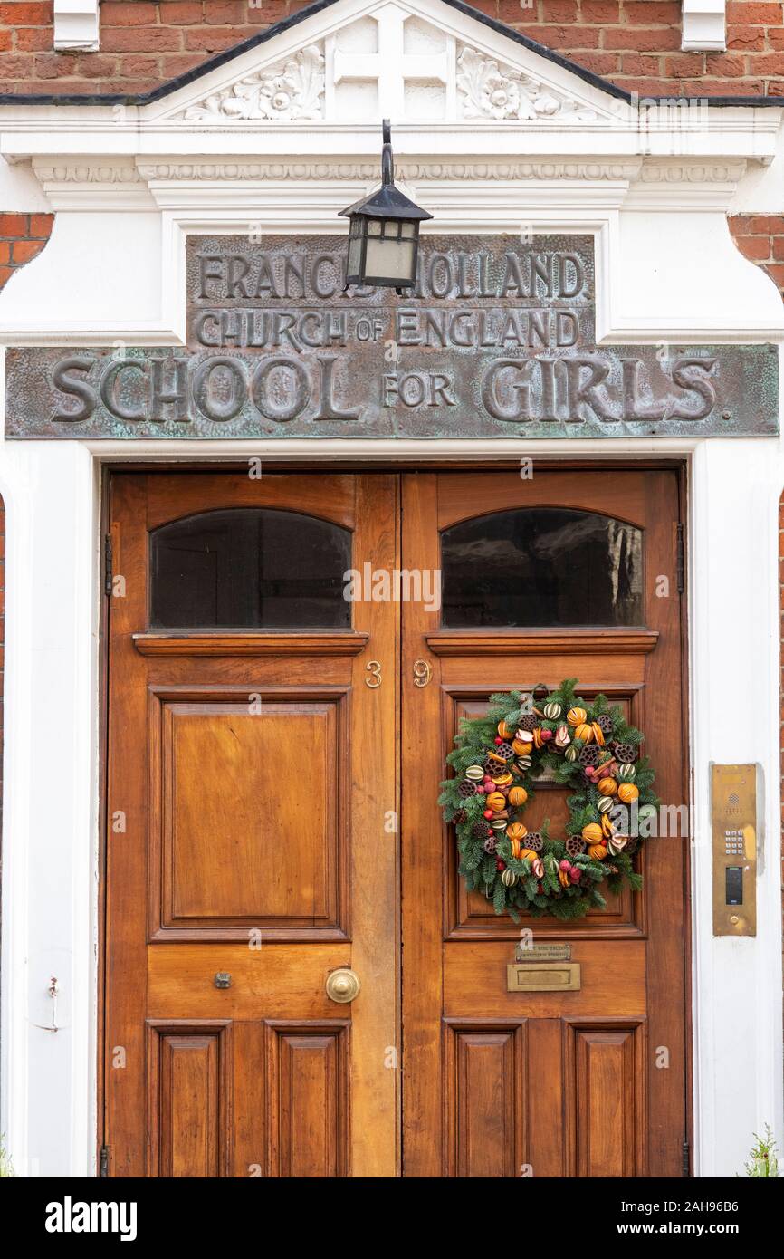 Ghirlanda di Natale sulla Francesco Holland chiesa di Inghilterra la scuola per ragazze porte. Il quartiere di Belgravia a Londra, Inghilterra Foto Stock