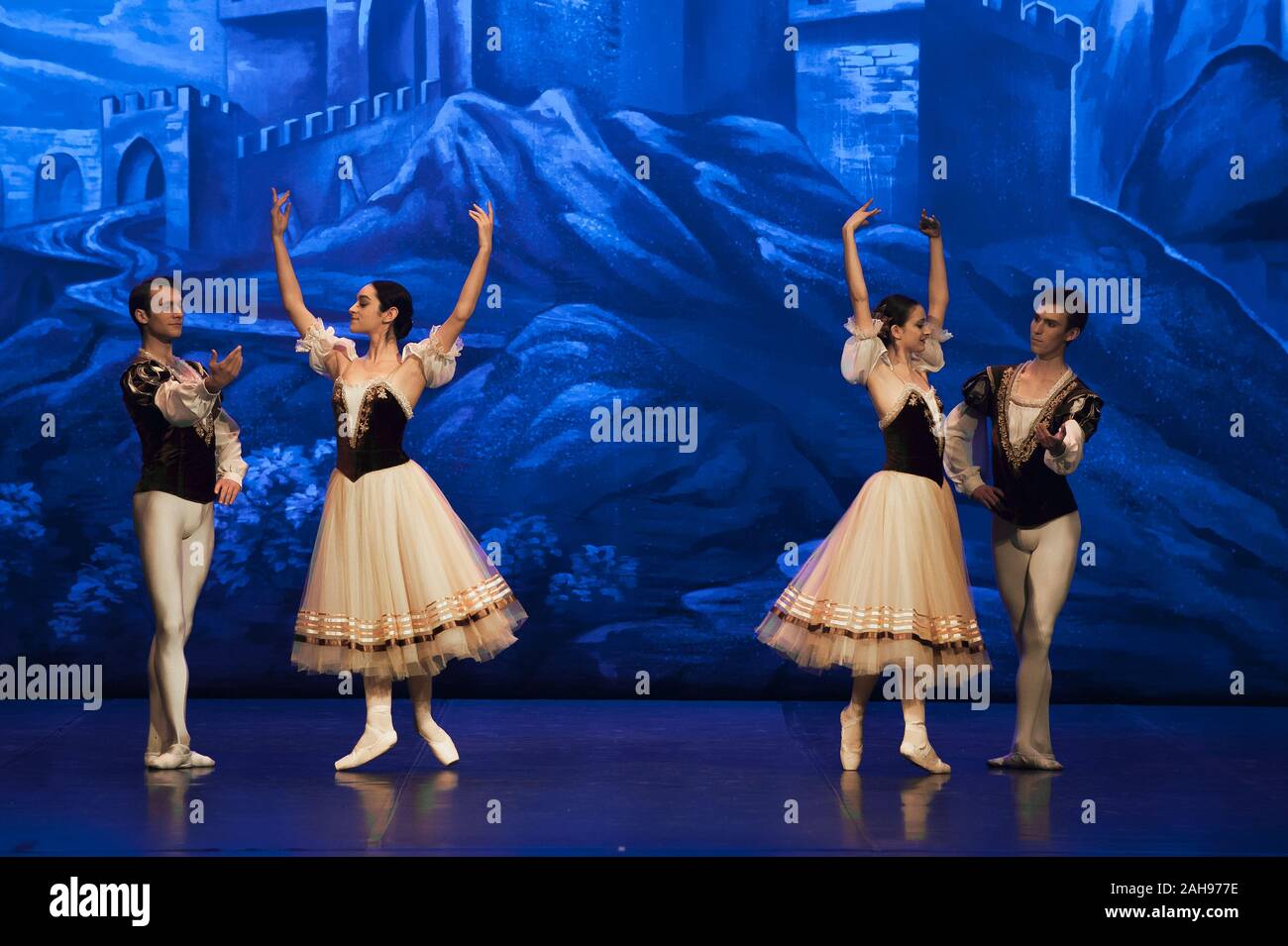 Malaga, Spagna. Il 26 dicembre, 2019. Ballerini di San Pietroburgo eseguire sul palco durante il primo atto di una scena da il Lago dei Cigni di balletto al Teatro Cervantes. Il balletto classico di San Pietroburgo in scena dal coreografo Andrei Batalov è la più alta espressione culturale di danza russa ed è venuto alla città di Malaga come parte della danza stagione 2019-2020. Credito: SOPA Immagini limitata/Alamy Live News Foto Stock