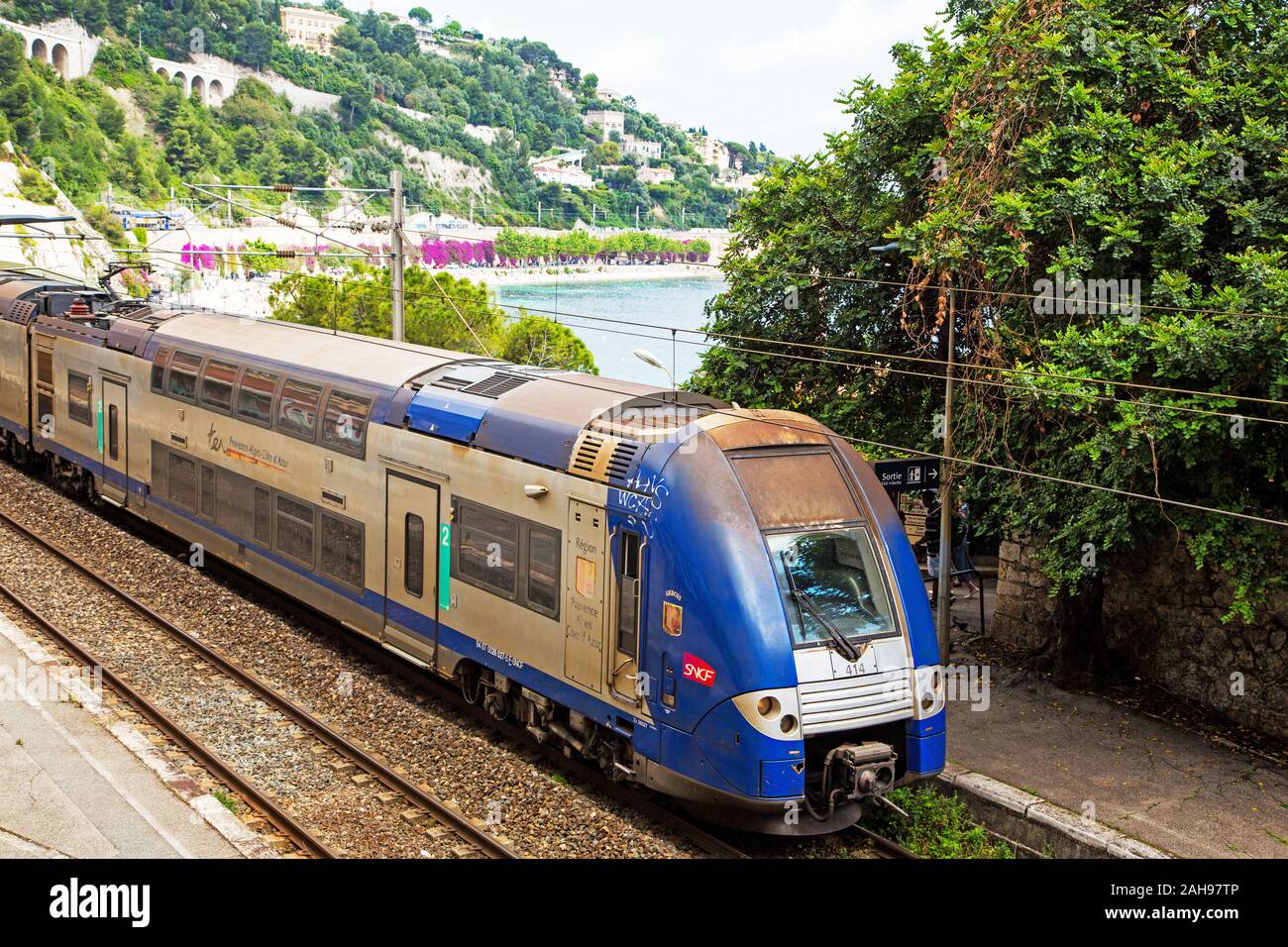 Un treno a Villefranche sur Mer stazione sulla Riviera Francese vicino a Nizza in Francia Foto Stock