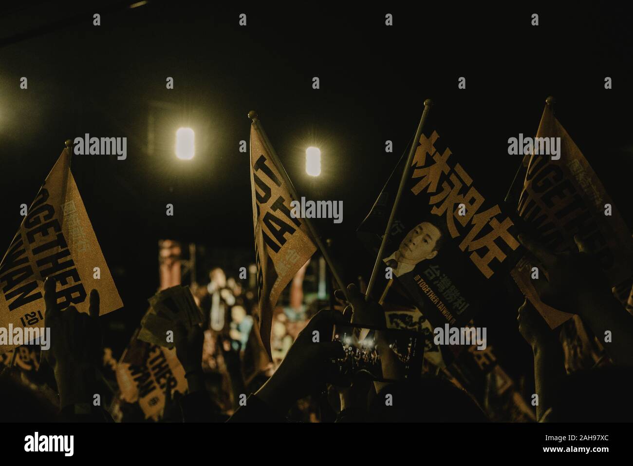 Taipei, Taiwan. Xxi Dec, 2019. Tifosi in attesa bandiere di Taiwan durante il concerto Chthonic e a sostegno di Freddy Lim campagna legislativa a Ketagalan Boulevard in Taipei. Credito: Walid Berrazeg SOPA/images/ZUMA filo/Alamy Live News Foto Stock