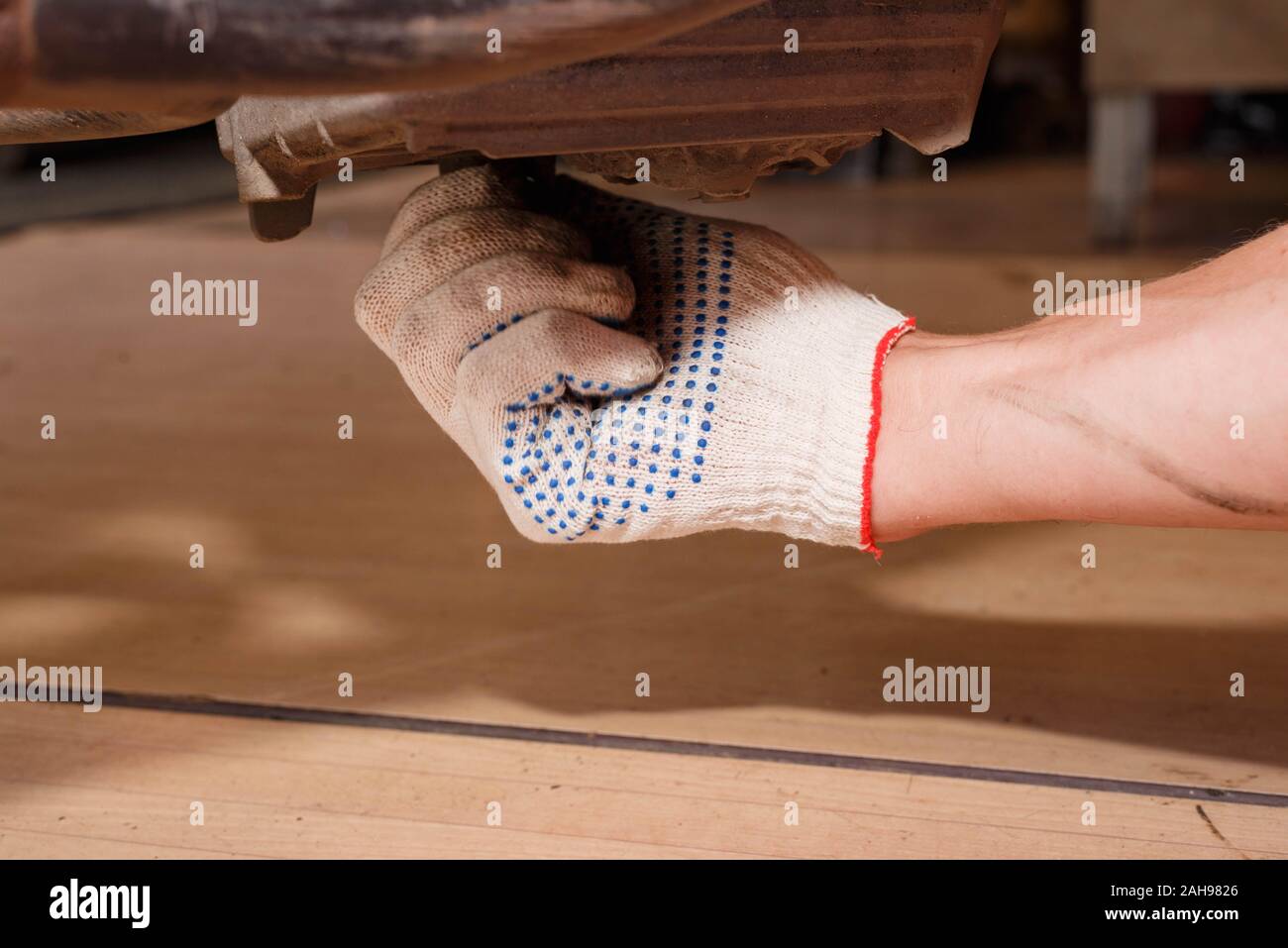 Il processo di scarico olio dal motore di una motocicletta. Olio motore l'aggiornamento. Sostituzione del filtro dell'olio nel motore di una motocicletta Foto Stock