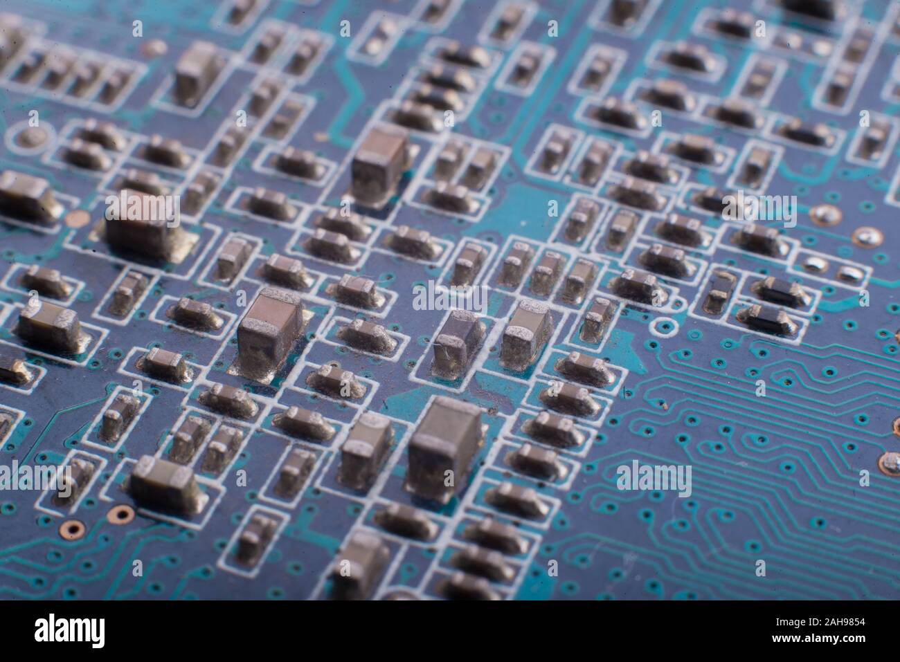 I chip e i condensatori della scheda. Microcircuiti e i condensatori della scheda di close-up. Foto Stock