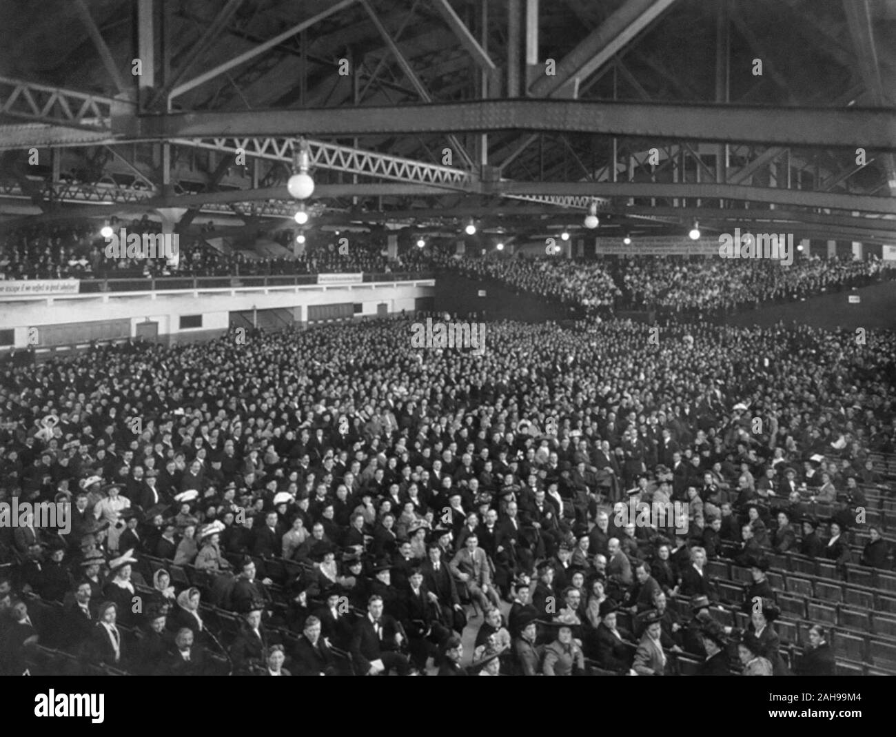 Gipsy Smith risveglio evangelistico riunione presso il 7° Reggimento Armory a Chicago, Illinois, il 13 ottobre 1909. Foto Stock