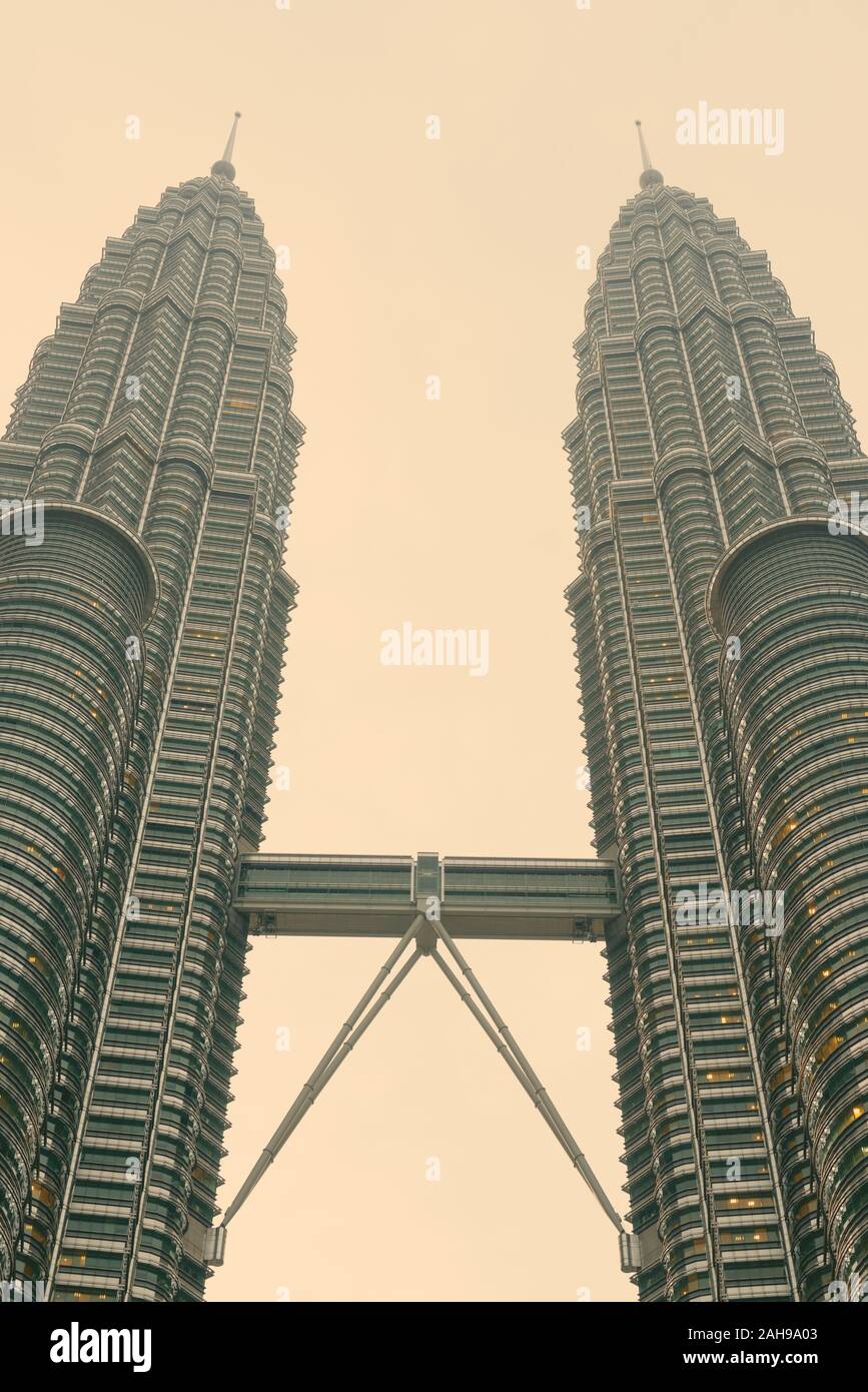 Le famose Petronas Towers di Kuala Lumpur in Malesia Foto Stock