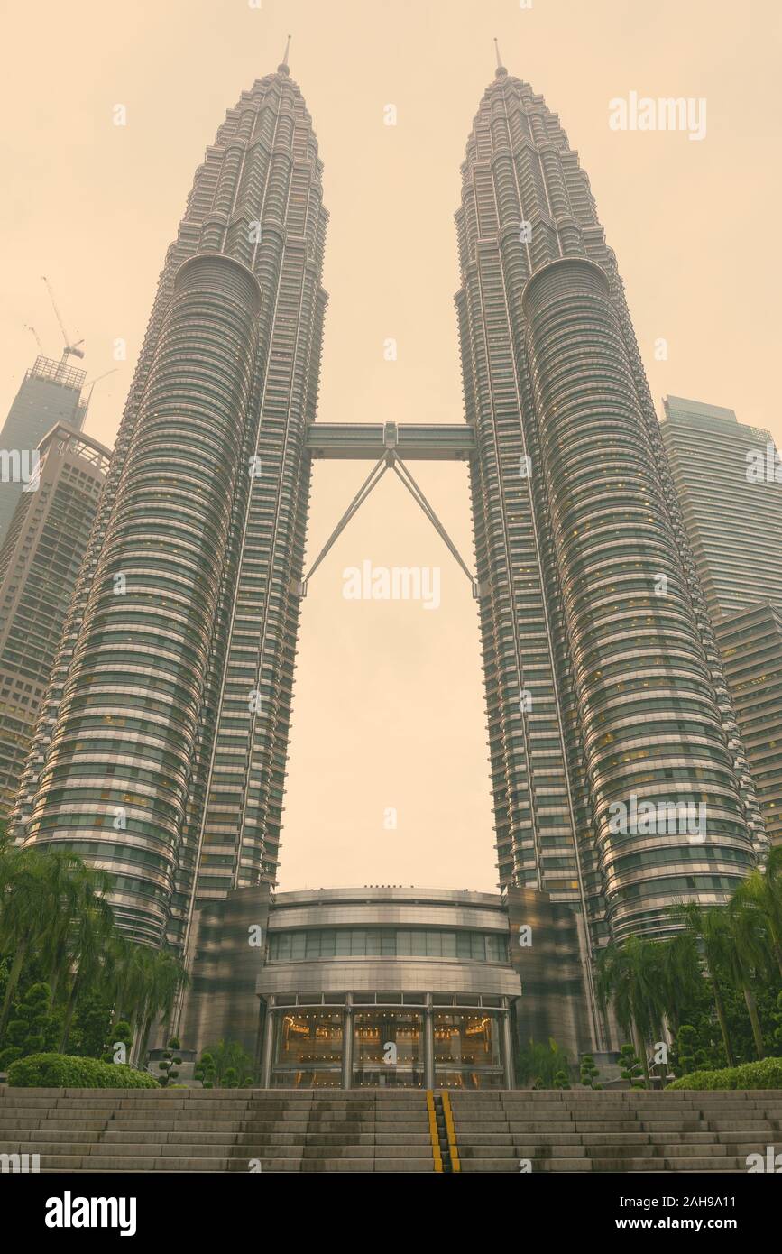 Le famose Petronas Towers di Kuala Lumpur in Malesia Foto Stock