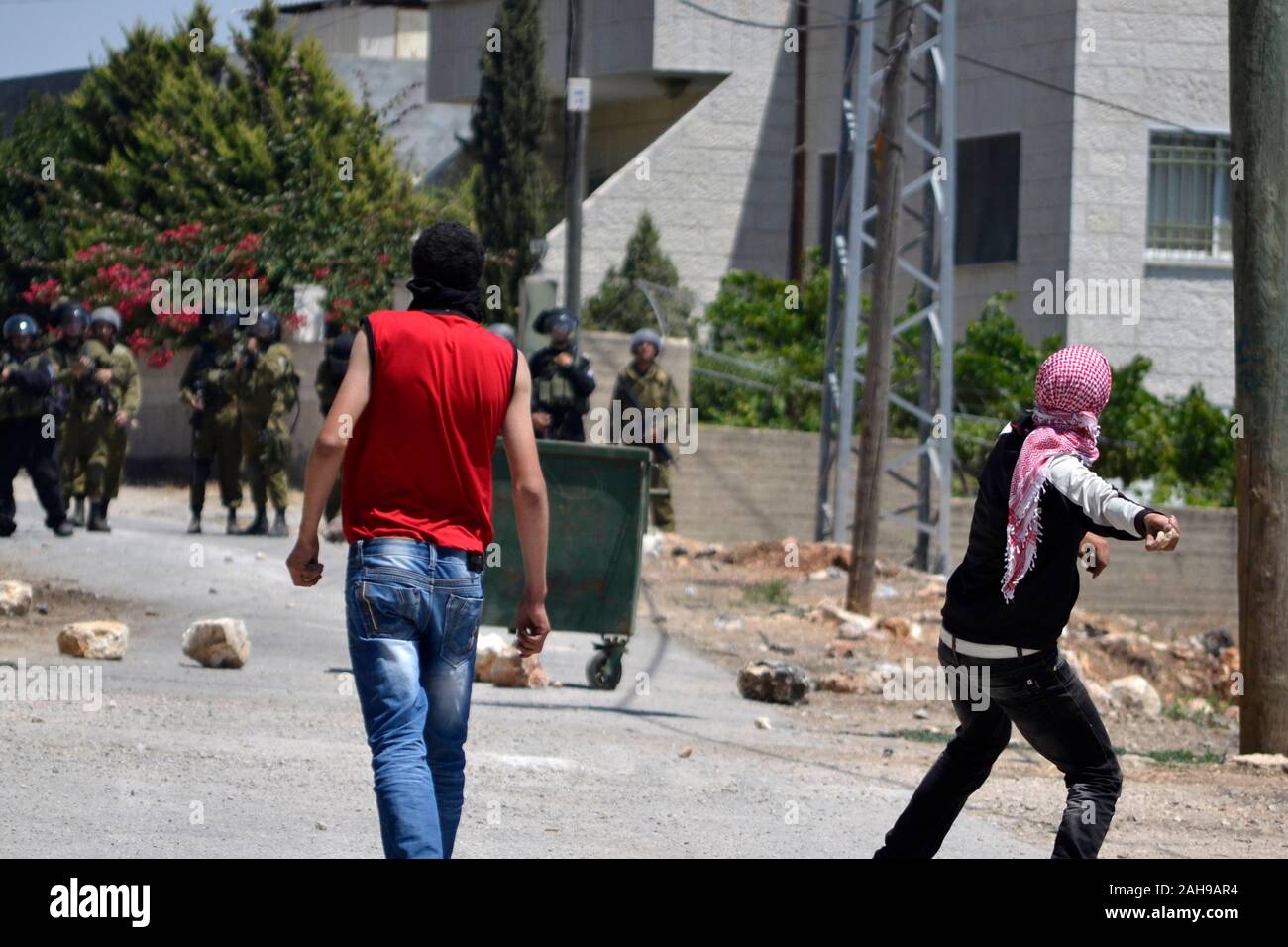 Conflitto israelo-palestinese. Scontri tra dimostranti palestinesi e l'esercito di Israele - Palestina Foto Stock