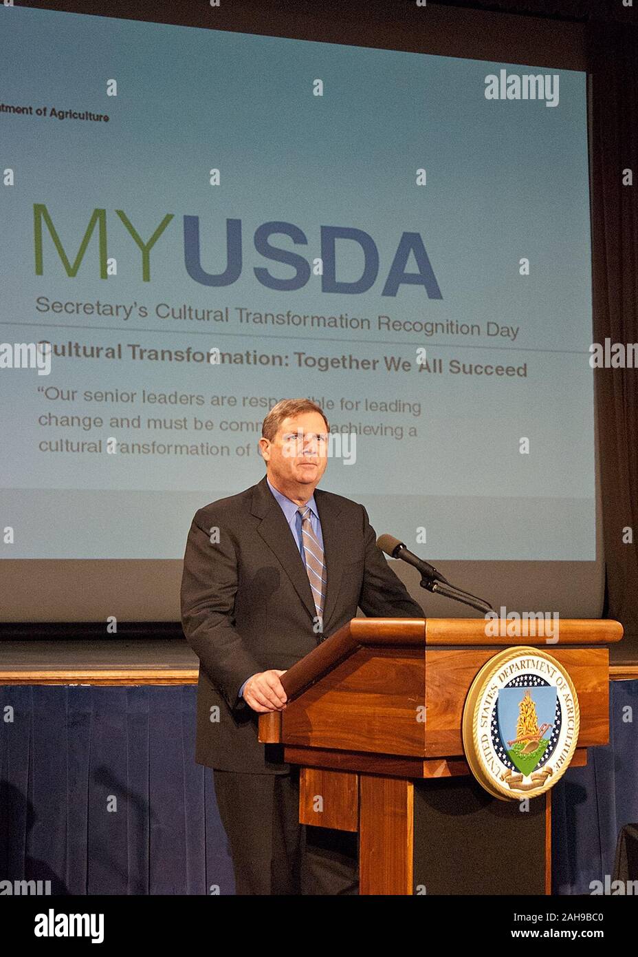 Il segretario per l'agricoltura Tom Vilsack indirizzi U.S. Dipartimento di Agricoltura i dipendenti durante la trasformazione culturale cerimonia di riconoscimento nell'USDA Jefferson Auditorium di Washington, DC, Martedì, Ottobre 4, 2011. Trasformazione culturale è il processo di creazione di un posto di lavoro dove tutti i dipendenti e i clienti siano trattati con dignità e rispetto, e fornite le opportunità di successo. Riconoscendo l'importante contributo di tutti i dipendenti per il funzionamento del Reparto di Stati Uniti dell'agricoltura. L'obiettivo di trasformazione culturale è quello di convincere tutti a USDA - dal sotto Secre Foto Stock