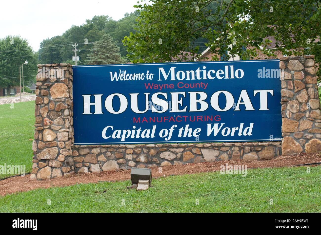 Stardust Industries sta aiutando riorganizzarsi e reindirizzare il Kentucky houseboat dell industria manifatturiera - che è stata decimata a causa della difficoltà di economia - usando le sue strutture e risorse umane per creare a basso costo edilizia che sia efficiente dal punto di vista energetico. Lo sviluppo rurale obbligato di $499.000 in rurale Business Enterprise concedere fondi per sostenere questo sforzo straordinario. Fino a pochi anni fa erano con successo numerose houseboat costruttori del quattro-county area circostante la città di Somerset. La maggior parte hanno ormai cessato funzionamento o drasticamente ridotto la produzione, che ha portato al drammatico, lavoro a lungo termine Foto Stock