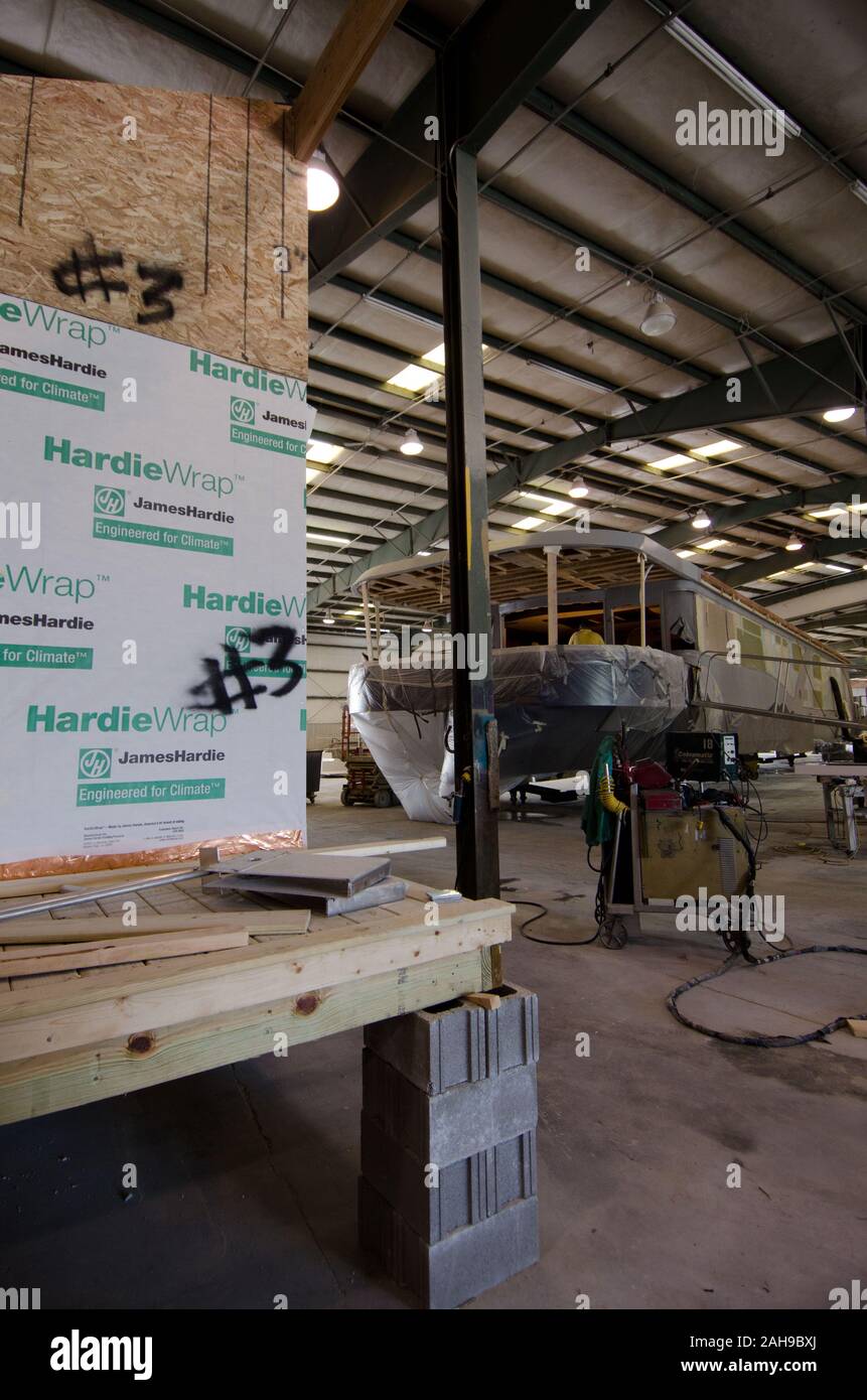 Stardust Industries sta aiutando riorganizzarsi e reindirizzare il Kentucky houseboat dell industria manifatturiera - che è stata decimata a causa della difficoltà di economia - usando le sue strutture e risorse umane per creare a basso costo edilizia che sia efficiente dal punto di vista energetico. Lo sviluppo rurale obbligato di $499.000 in rurale Business Enterprise concedere fondi per sostenere questo sforzo straordinario. Fino a pochi anni fa erano con successo numerose houseboat costruttori del quattro-county area circostante la città di Somerset. La maggior parte hanno ormai cessato funzionamento o drasticamente ridotto la produzione, che ha portato al drammatico, lavoro a lungo termine Foto Stock