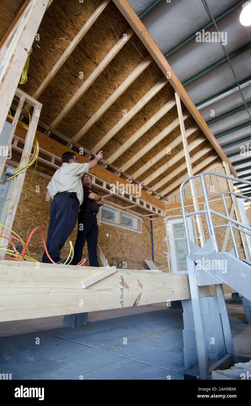 Stardust Industries sta aiutando riorganizzarsi e reindirizzare il Kentucky houseboat dell industria manifatturiera - che è stata decimata a causa della difficoltà di economia - usando le sue strutture e risorse umane per creare a basso costo edilizia che sia efficiente dal punto di vista energetico. Lo sviluppo rurale obbligato di $499.000 in rurale Business Enterprise concedere fondi per sostenere questo sforzo straordinario. Fino a pochi anni fa erano con successo numerose houseboat costruttori del quattro-county area circostante la città di Somerset. La maggior parte hanno ormai cessato funzionamento o drasticamente ridotto la produzione, che ha portato al drammatico, lavoro a lungo termine Foto Stock