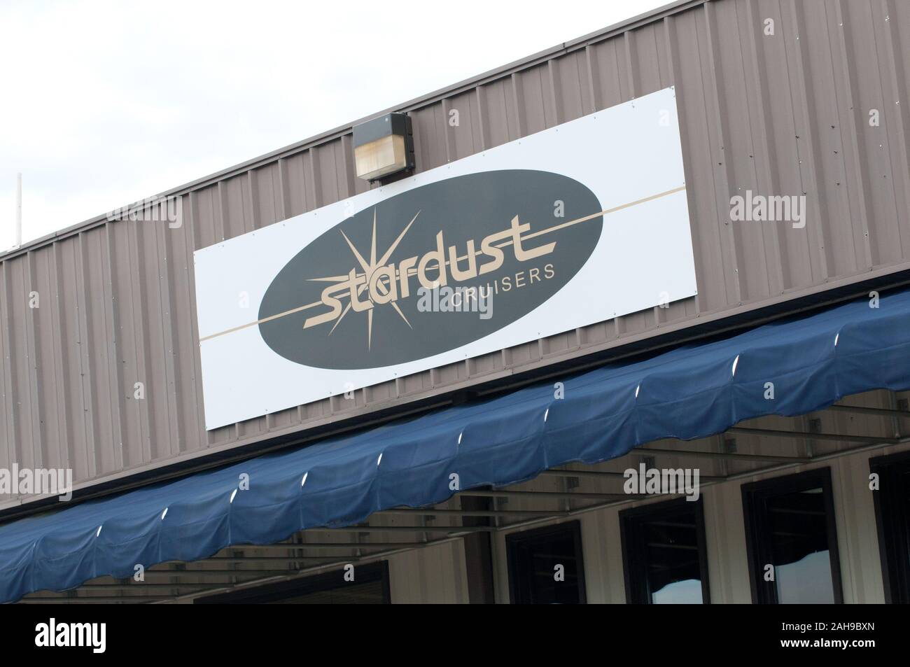 Stardust Industries sta aiutando riorganizzarsi e reindirizzare il Kentucky houseboat dell industria manifatturiera - che è stata decimata a causa della difficoltà di economia - usando le sue strutture e risorse umane per creare a basso costo edilizia che sia efficiente dal punto di vista energetico. Lo sviluppo rurale obbligato di $499.000 in rurale Business Enterprise concedere fondi per sostenere questo sforzo straordinario. Fino a pochi anni fa erano con successo numerose houseboat costruttori del quattro-county area circostante la città di Somerset. La maggior parte hanno ormai cessato funzionamento o drasticamente ridotto la produzione, che ha portato al drammatico, lavoro a lungo termine Foto Stock