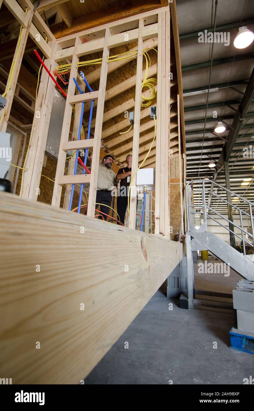 Stardust Industries sta aiutando riorganizzarsi e reindirizzare il Kentucky houseboat dell industria manifatturiera - che è stata decimata a causa della difficoltà di economia - usando le sue strutture e risorse umane per creare a basso costo edilizia che sia efficiente dal punto di vista energetico. Lo sviluppo rurale obbligato di $499.000 in rurale Business Enterprise concedere fondi per sostenere questo sforzo straordinario. Fino a pochi anni fa erano con successo numerose houseboat costruttori del quattro-county area circostante la città di Somerset. La maggior parte hanno ormai cessato funzionamento o drasticamente ridotto la produzione, che ha portato al drammatico, lavoro a lungo termine Foto Stock