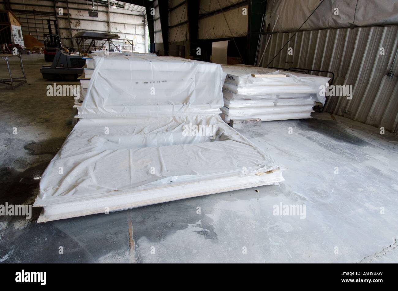 Stardust Industries sta aiutando riorganizzarsi e reindirizzare il Kentucky houseboat dell industria manifatturiera - che è stata decimata a causa della difficoltà di economia - usando le sue strutture e risorse umane per creare a basso costo edilizia che sia efficiente dal punto di vista energetico. Lo sviluppo rurale obbligato di $499.000 in rurale Business Enterprise concedere fondi per sostenere questo sforzo straordinario. Fino a pochi anni fa erano con successo numerose houseboat costruttori del quattro-county area circostante la città di Somerset. La maggior parte hanno ormai cessato funzionamento o drasticamente ridotto la produzione, che ha portato al drammatico, lavoro a lungo termine Foto Stock