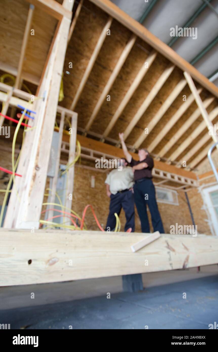 Stardust Industries sta aiutando riorganizzarsi e reindirizzare il Kentucky houseboat dell industria manifatturiera - che è stata decimata a causa della difficoltà di economia - usando le sue strutture e risorse umane per creare a basso costo edilizia che sia efficiente dal punto di vista energetico. Lo sviluppo rurale obbligato di $499.000 in rurale Business Enterprise concedere fondi per sostenere questo sforzo straordinario. Fino a pochi anni fa erano con successo numerose houseboat costruttori del quattro-county area circostante la città di Somerset. La maggior parte hanno ormai cessato funzionamento o drasticamente ridotto la produzione, che ha portato al drammatico, lavoro a lungo termine Foto Stock