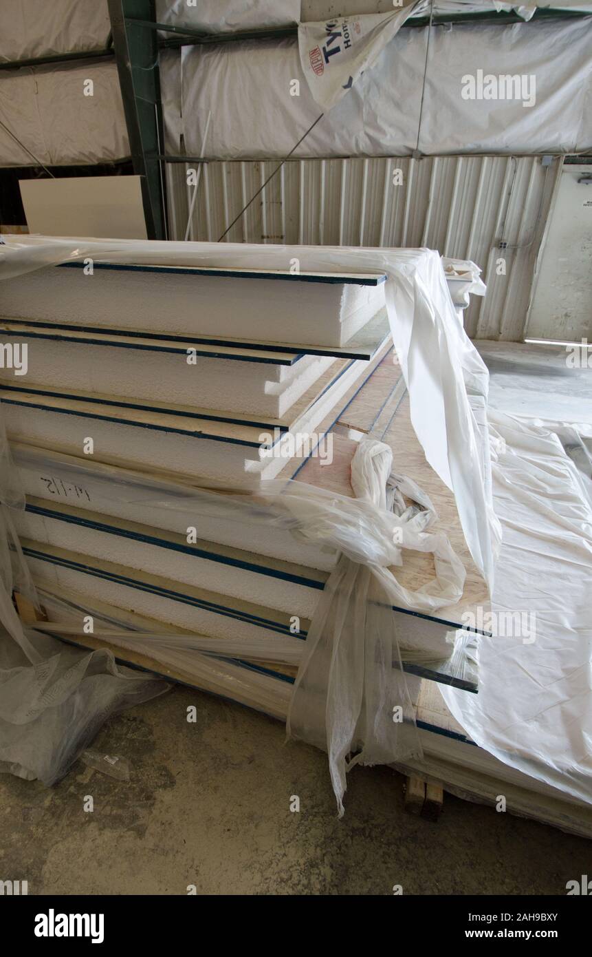 Stardust Industries sta aiutando riorganizzarsi e reindirizzare il Kentucky houseboat dell industria manifatturiera - che è stata decimata a causa della difficoltà di economia - usando le sue strutture e risorse umane per creare a basso costo edilizia che sia efficiente dal punto di vista energetico. Lo sviluppo rurale obbligato di $499.000 in rurale Business Enterprise concedere fondi per sostenere questo sforzo straordinario. Fino a pochi anni fa erano con successo numerose houseboat costruttori del quattro-county area circostante la città di Somerset. La maggior parte hanno ormai cessato funzionamento o drasticamente ridotto la produzione, che ha portato al drammatico, lavoro a lungo termine Foto Stock