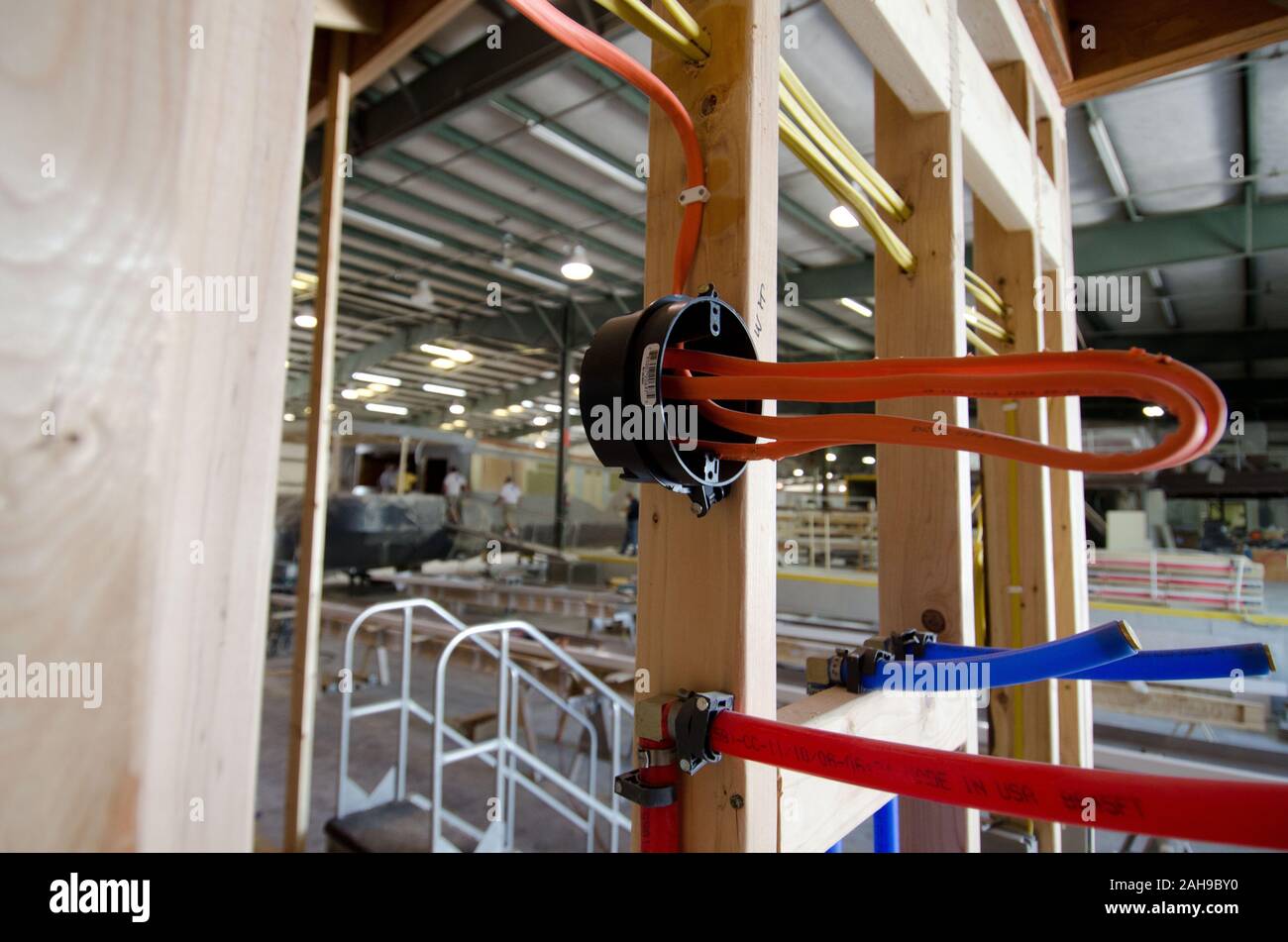 Stardust Industries sta aiutando riorganizzarsi e reindirizzare il Kentucky houseboat dell industria manifatturiera - che è stata decimata a causa della difficoltà di economia - usando le sue strutture e risorse umane per creare a basso costo edilizia che sia efficiente dal punto di vista energetico. Lo sviluppo rurale obbligato di $499.000 in rurale Business Enterprise concedere fondi per sostenere questo sforzo straordinario. Fino a pochi anni fa erano con successo numerose houseboat costruttori del quattro-county area circostante la città di Somerset. La maggior parte hanno ormai cessato funzionamento o drasticamente ridotto la produzione, che ha portato al drammatico, lavoro a lungo termine Foto Stock