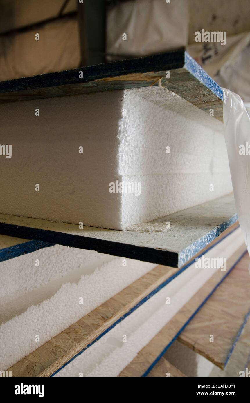 Stardust Industries sta aiutando riorganizzarsi e reindirizzare il Kentucky houseboat dell industria manifatturiera - che è stata decimata a causa della difficoltà di economia - usando le sue strutture e risorse umane per creare a basso costo edilizia che sia efficiente dal punto di vista energetico. Lo sviluppo rurale obbligato di $499.000 in rurale Business Enterprise concedere fondi per sostenere questo sforzo straordinario. Fino a pochi anni fa erano con successo numerose houseboat costruttori del quattro-county area circostante la città di Somerset. La maggior parte hanno ormai cessato funzionamento o drasticamente ridotto la produzione, che ha portato al drammatico, lavoro a lungo termine Foto Stock