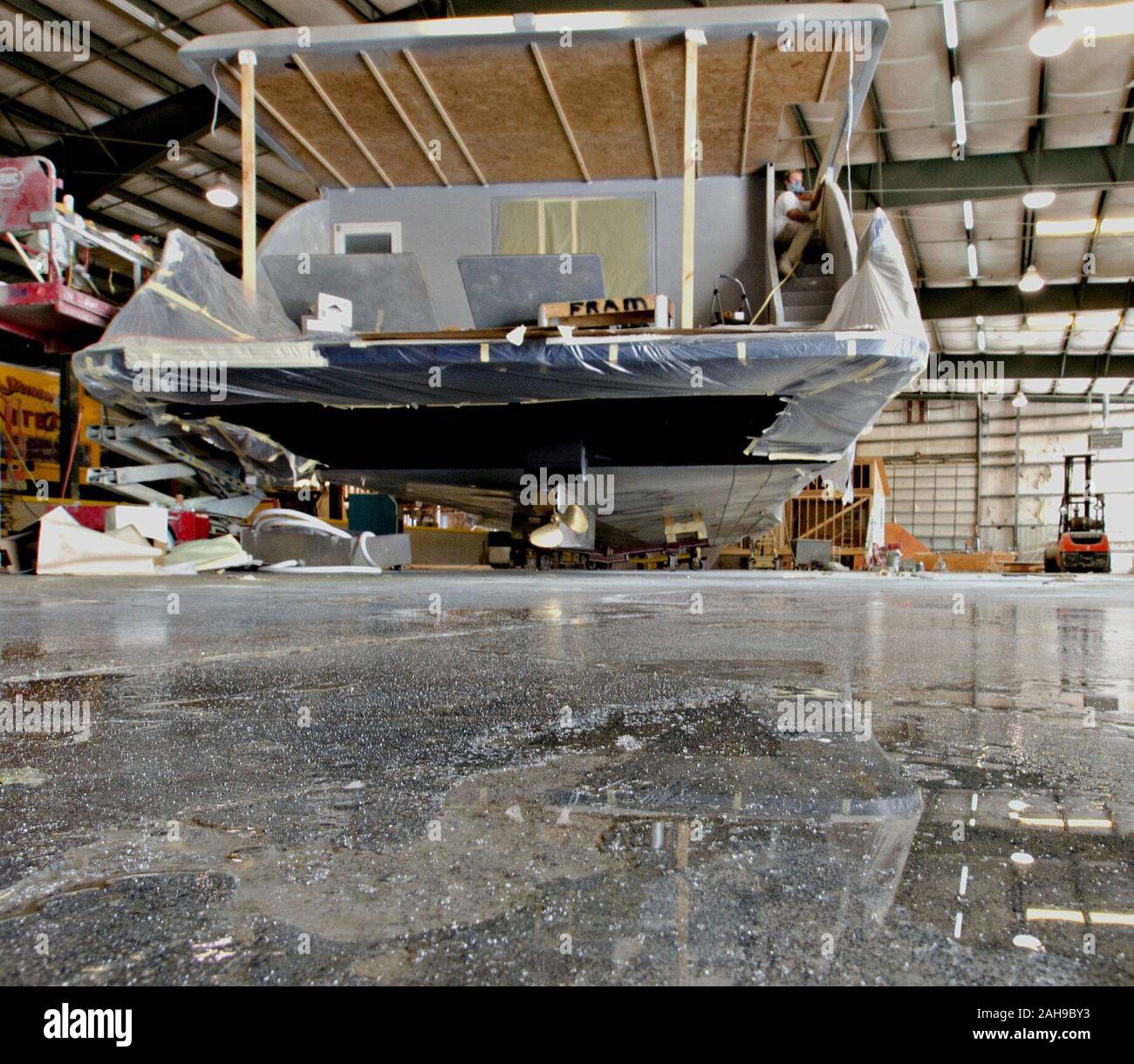 Stardust Industries sta aiutando riorganizzarsi e reindirizzare il Kentucky houseboat dell industria manifatturiera - che è stata decimata a causa della difficoltà di economia - usando le sue strutture e risorse umane per creare a basso costo edilizia che sia efficiente dal punto di vista energetico. Lo sviluppo rurale obbligato di $499.000 in rurale Business Enterprise concedere fondi per sostenere questo sforzo straordinario. Fino a pochi anni fa erano con successo numerose houseboat costruttori del quattro-county area circostante la città di Somerset. La maggior parte hanno ormai cessato funzionamento o drasticamente ridotto la produzione, che ha portato al drammatico, lavoro a lungo termine Foto Stock