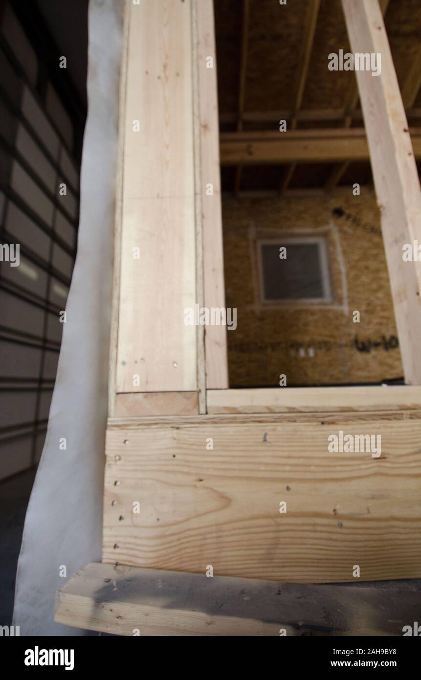 Stardust Industries sta aiutando riorganizzarsi e reindirizzare il Kentucky houseboat dell industria manifatturiera - che è stata decimata a causa della difficoltà di economia - usando le sue strutture e risorse umane per creare a basso costo edilizia che sia efficiente dal punto di vista energetico. Lo sviluppo rurale obbligato di $499.000 in rurale Business Enterprise concedere fondi per sostenere questo sforzo straordinario. Fino a pochi anni fa erano con successo numerose houseboat costruttori del quattro-county area circostante la città di Somerset. La maggior parte hanno ormai cessato funzionamento o drasticamente ridotto la produzione, che ha portato al drammatico, lavoro a lungo termine Foto Stock