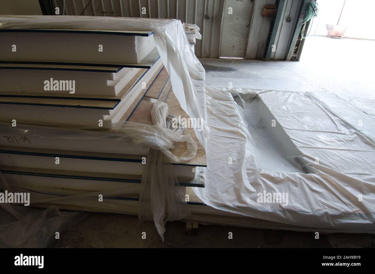 Stardust Industries sta aiutando riorganizzarsi e reindirizzare il Kentucky houseboat dell industria manifatturiera - che è stata decimata a causa della difficoltà di economia - usando le sue strutture e risorse umane per creare a basso costo edilizia che sia efficiente dal punto di vista energetico. Lo sviluppo rurale obbligato di $499.000 in rurale Business Enterprise concedere fondi per sostenere questo sforzo straordinario. Fino a pochi anni fa erano con successo numerose houseboat costruttori del quattro-county area circostante la città di Somerset. La maggior parte hanno ormai cessato funzionamento o drasticamente ridotto la produzione, che ha portato al drammatico, lavoro a lungo termine Foto Stock