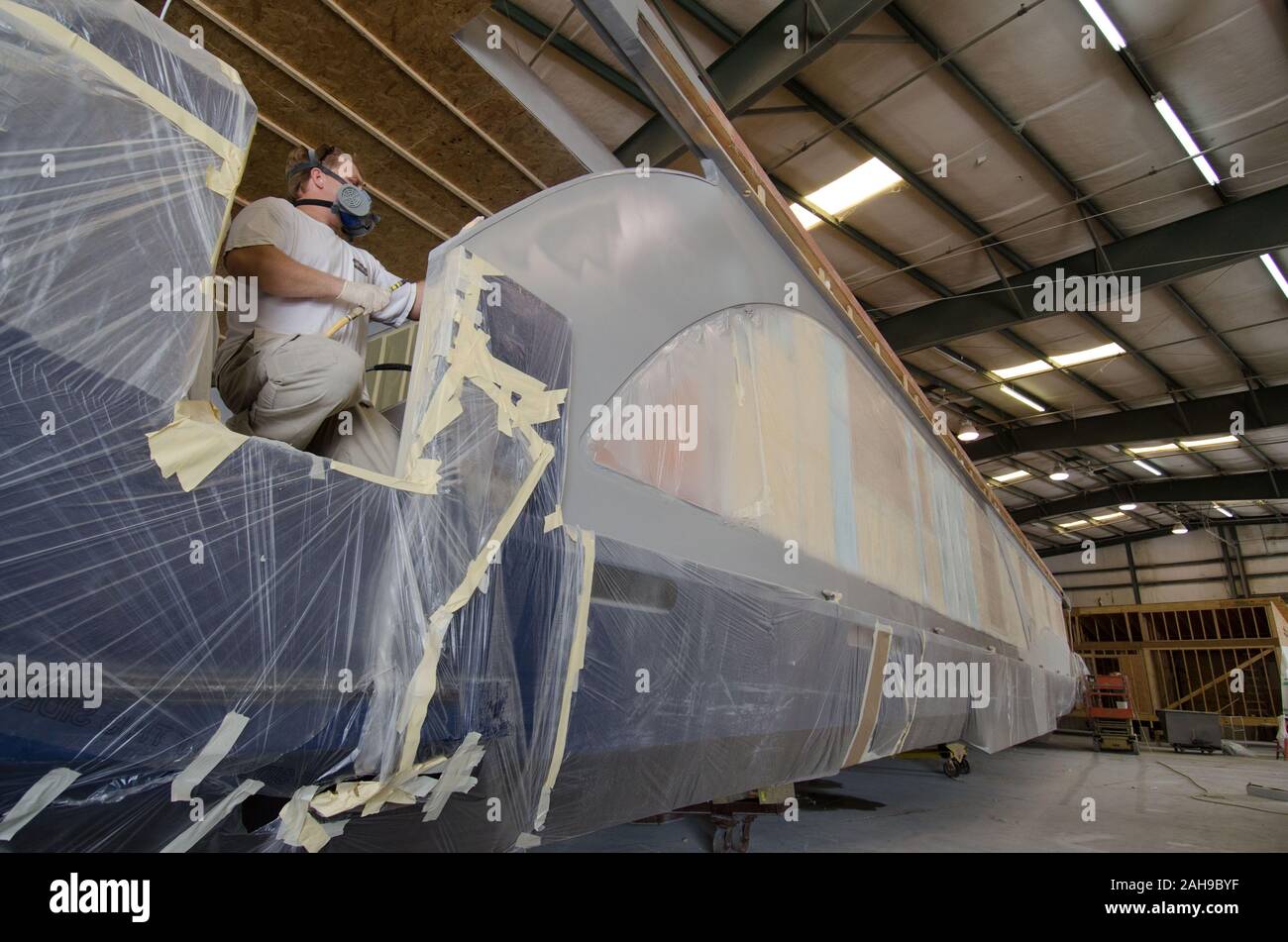 Stardust Industries sta aiutando riorganizzarsi e reindirizzare il Kentucky houseboat dell industria manifatturiera - che è stata decimata a causa della difficoltà di economia - usando le sue strutture e risorse umane per creare a basso costo edilizia che sia efficiente dal punto di vista energetico. Lo sviluppo rurale obbligato di $499.000 in rurale Business Enterprise concedere fondi per sostenere questo sforzo straordinario. Fino a pochi anni fa erano con successo numerose houseboat costruttori del quattro-county area circostante la città di Somerset. La maggior parte hanno ormai cessato funzionamento o drasticamente ridotto la produzione, che ha portato al drammatico, lavoro a lungo termine Foto Stock