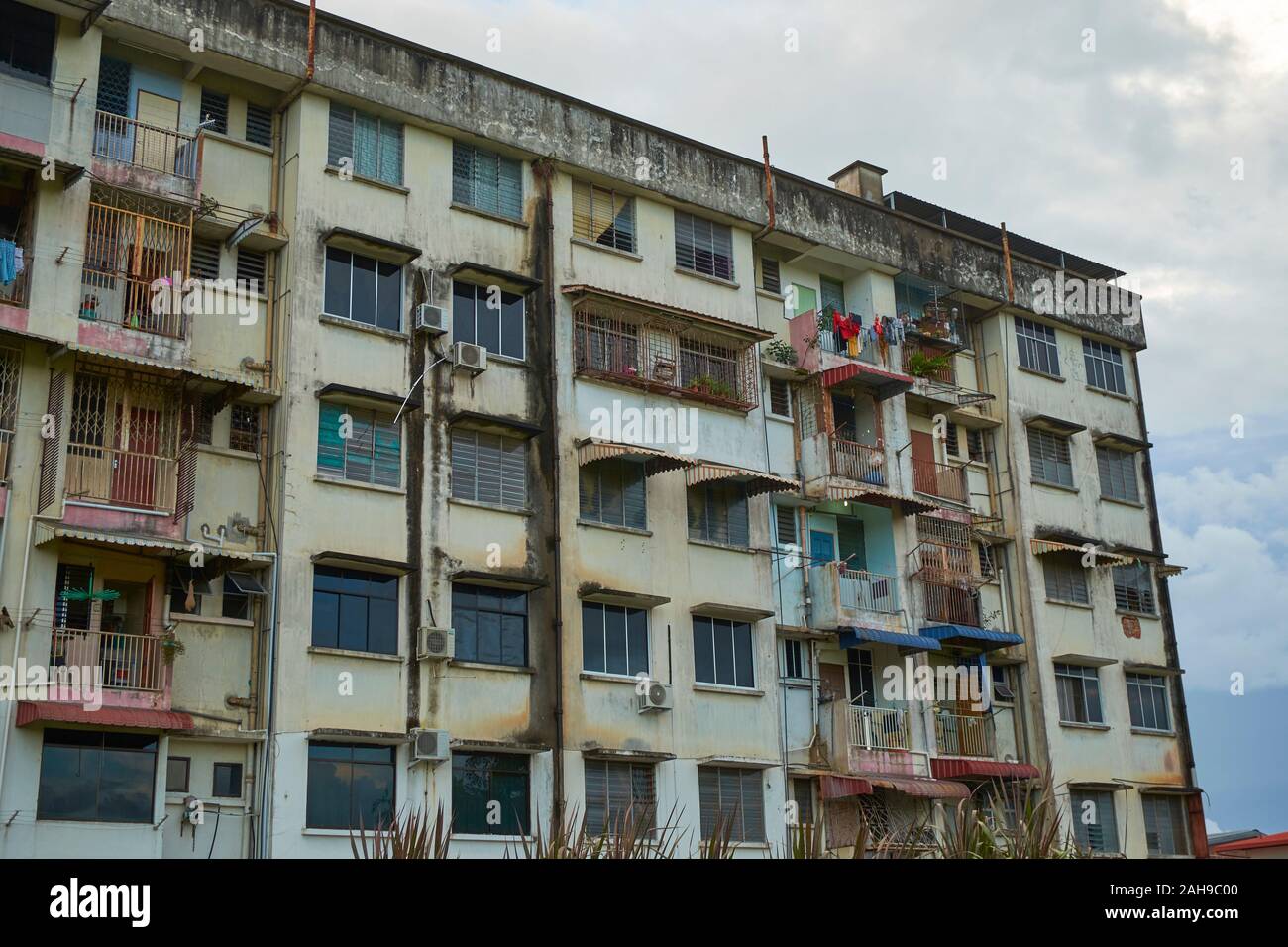 Un vecchio, logoro edificio di appartamenti e di servire i poveri, la classe operaia. In Tawau, Sabah Borneo Malese. Foto Stock