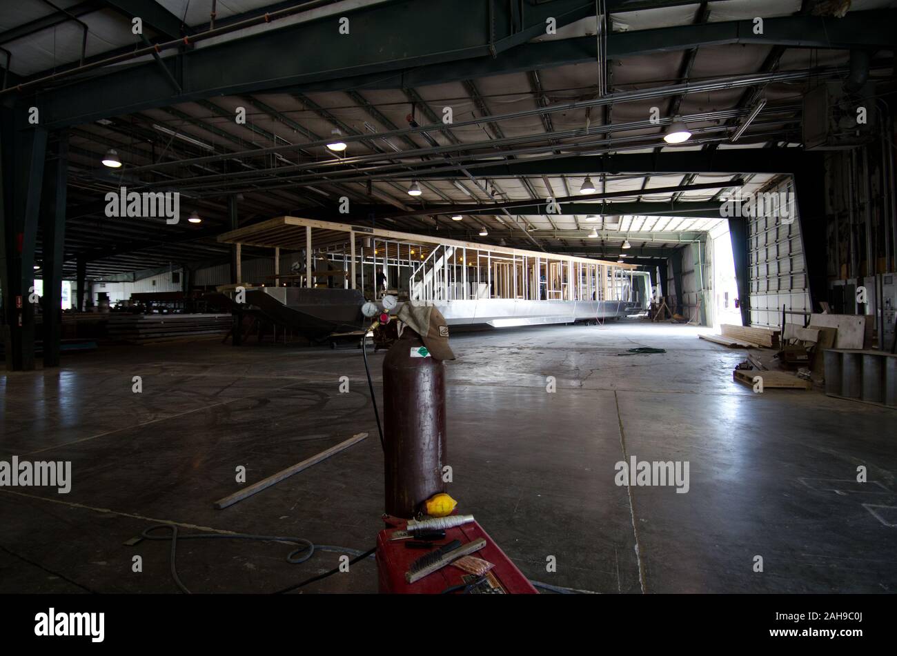 Stardust Industries sta aiutando riorganizzarsi e reindirizzare il Kentucky houseboat dell industria manifatturiera - che è stata decimata a causa della difficoltà di economia - usando le sue strutture e risorse umane per creare a basso costo edilizia che sia efficiente dal punto di vista energetico. Lo sviluppo rurale obbligato di $499.000 in rurale Business Enterprise concedere fondi per sostenere questo sforzo straordinario. Fino a pochi anni fa erano con successo numerose houseboat costruttori del quattro-county area circostante la città di Somerset. La maggior parte hanno ormai cessato funzionamento o drasticamente ridotto la produzione, che ha portato al drammatico, lavoro a lungo termine Foto Stock