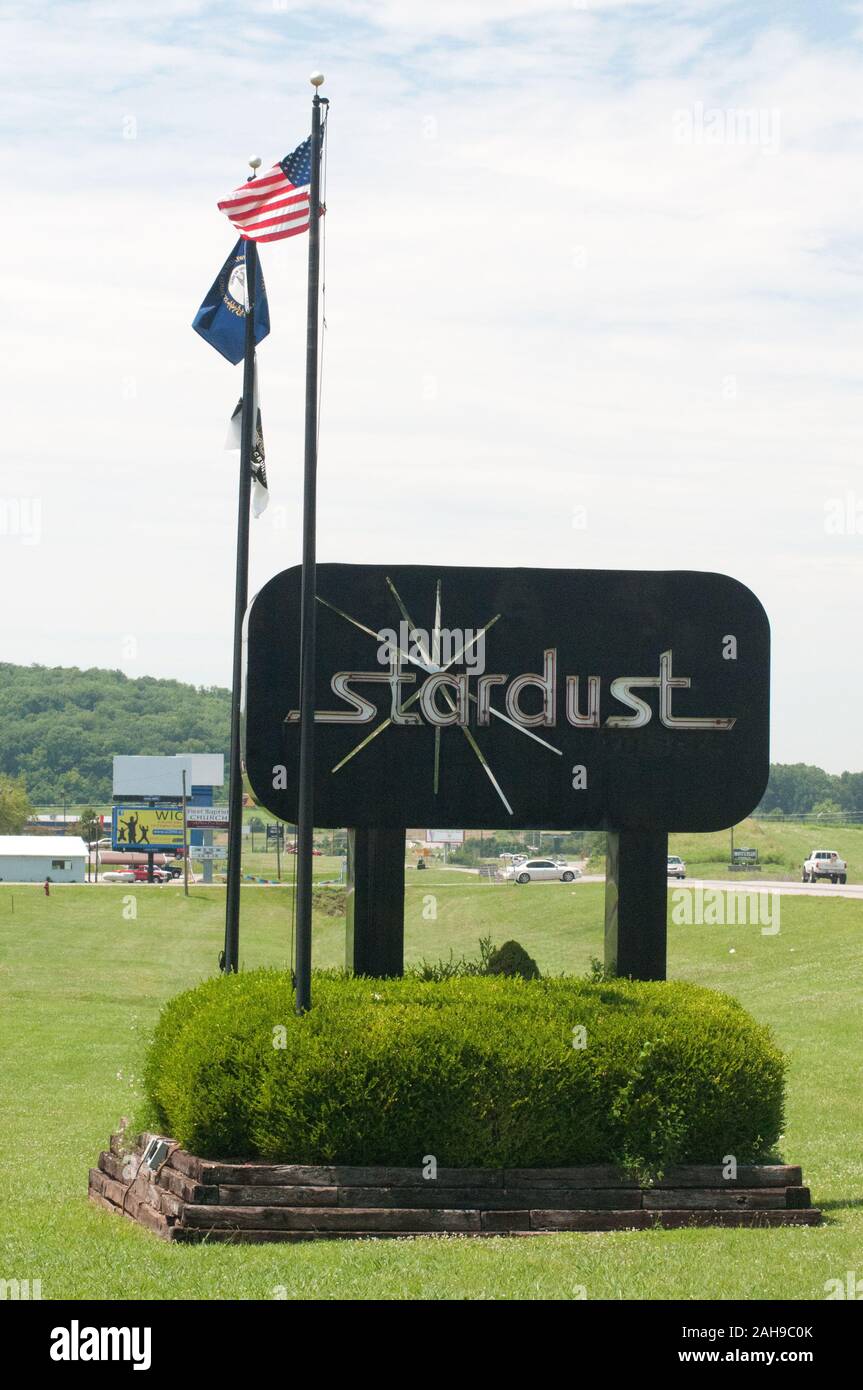 Stardust Industries sta aiutando riorganizzarsi e reindirizzare il Kentucky houseboat dell industria manifatturiera - che è stata decimata a causa della difficoltà di economia - usando le sue strutture e risorse umane per creare a basso costo edilizia che sia efficiente dal punto di vista energetico. Lo sviluppo rurale obbligato di $499.000 in rurale Business Enterprise concedere fondi per sostenere questo sforzo straordinario. Fino a pochi anni fa erano con successo numerose houseboat costruttori del quattro-county area circostante la città di Somerset. La maggior parte hanno ormai cessato funzionamento o drasticamente ridotto la produzione, che ha portato al drammatico, lavoro a lungo termine Foto Stock