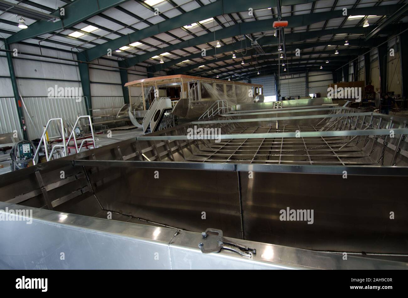 Stardust Industries sta aiutando riorganizzarsi e reindirizzare il Kentucky houseboat dell industria manifatturiera - che è stata decimata a causa della difficoltà di economia - usando le sue strutture e risorse umane per creare a basso costo edilizia che sia efficiente dal punto di vista energetico. Lo sviluppo rurale obbligato di $499.000 in rurale Business Enterprise concedere fondi per sostenere questo sforzo straordinario. Fino a pochi anni fa erano con successo numerose houseboat costruttori del quattro-county area circostante la città di Somerset. La maggior parte hanno ormai cessato funzionamento o drasticamente ridotto la produzione, che ha portato al drammatico, lavoro a lungo termine Foto Stock