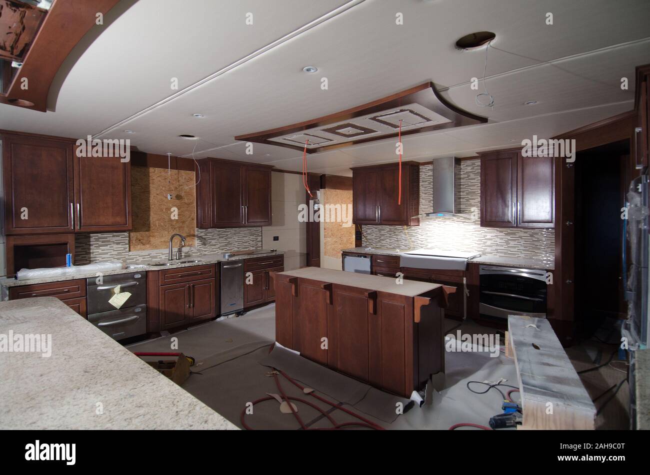 Stardust Industries sta aiutando riorganizzarsi e reindirizzare il Kentucky houseboat dell industria manifatturiera - che è stata decimata a causa della difficoltà di economia - usando le sue strutture e risorse umane per creare a basso costo edilizia che sia efficiente dal punto di vista energetico. Lo sviluppo rurale obbligato di $499.000 in rurale Business Enterprise concedere fondi per sostenere questo sforzo straordinario. Fino a pochi anni fa erano con successo numerose houseboat costruttori del quattro-county area circostante la città di Somerset. La maggior parte hanno ormai cessato funzionamento o drasticamente ridotto la produzione, che ha portato al drammatico, lavoro a lungo termine Foto Stock