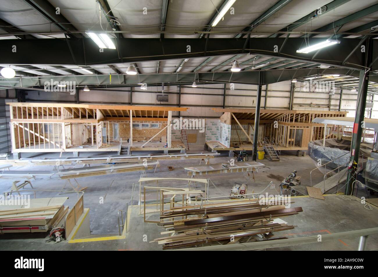 Stardust Industries sta aiutando riorganizzarsi e reindirizzare il Kentucky houseboat dell industria manifatturiera - che è stata decimata a causa della difficoltà di economia - usando le sue strutture e risorse umane per creare a basso costo edilizia che sia efficiente dal punto di vista energetico. Lo sviluppo rurale obbligato di $499.000 in rurale Business Enterprise concedere fondi per sostenere questo sforzo straordinario. Fino a pochi anni fa erano con successo numerose houseboat costruttori del quattro-county area circostante la città di Somerset. La maggior parte hanno ormai cessato funzionamento o drasticamente ridotto la produzione, che ha portato al drammatico, lavoro a lungo termine Foto Stock