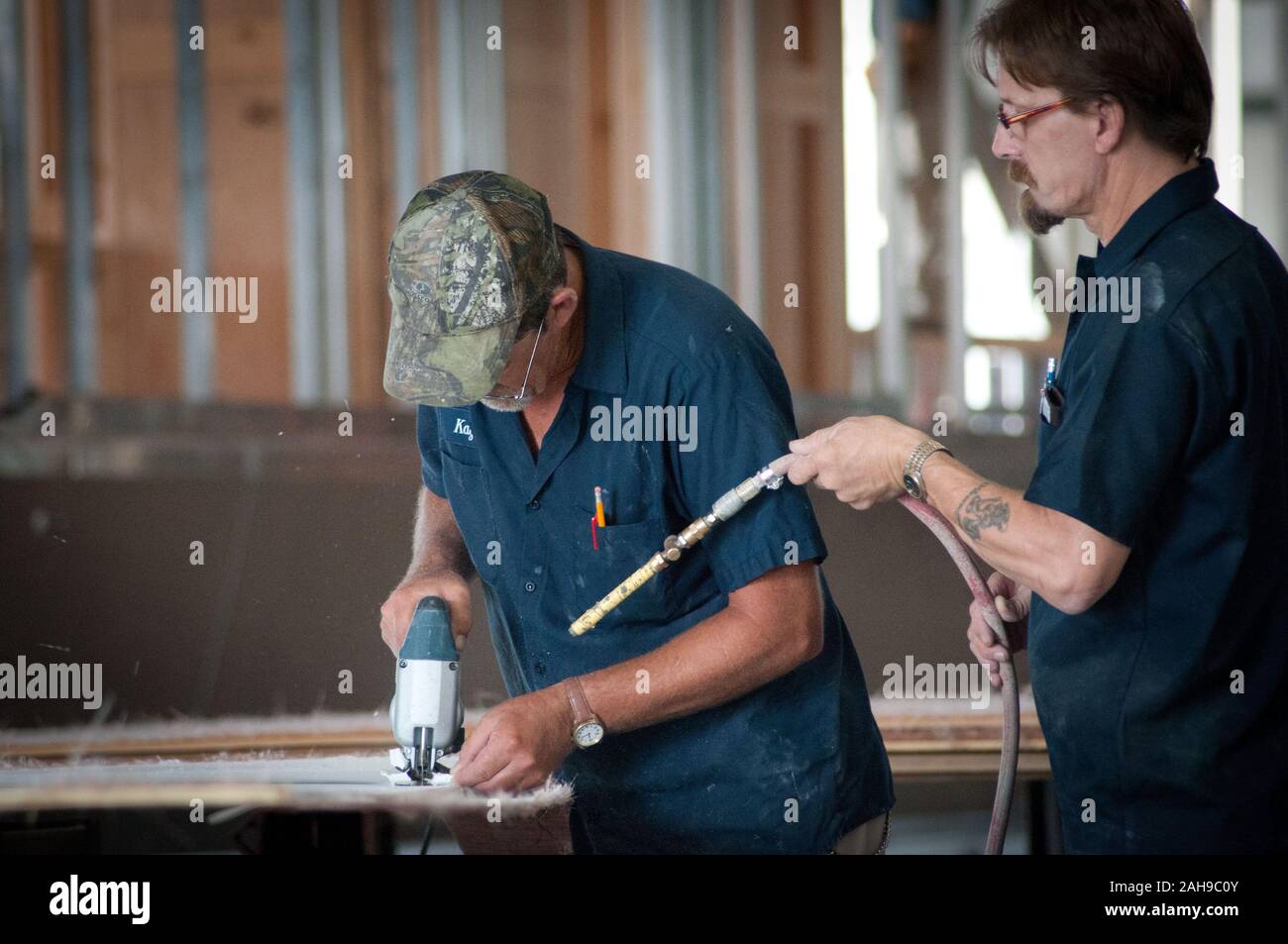 Stardust Industries sta aiutando riorganizzarsi e reindirizzare il Kentucky houseboat dell industria manifatturiera - che è stata decimata a causa della difficoltà di economia - usando le sue strutture e risorse umane per creare a basso costo edilizia che sia efficiente dal punto di vista energetico. Lo sviluppo rurale obbligato di $499.000 in rurale Business Enterprise concedere fondi per sostenere questo sforzo straordinario. Fino a pochi anni fa erano con successo numerose houseboat costruttori del quattro-county area circostante la città di Somerset. La maggior parte hanno ormai cessato funzionamento o drasticamente ridotto la produzione, che ha portato al drammatico, lavoro a lungo termine Foto Stock